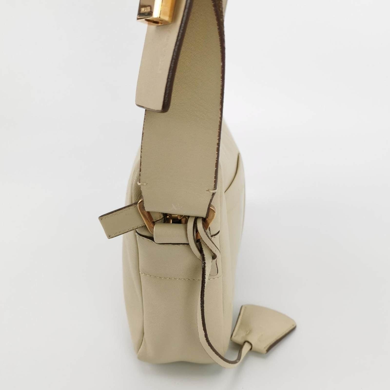 Prada East West Camera Bag Cream White Lambskin Leather with Gold-tone Hardware In Good Condition For Sale In AUBERVILLIERS, FR