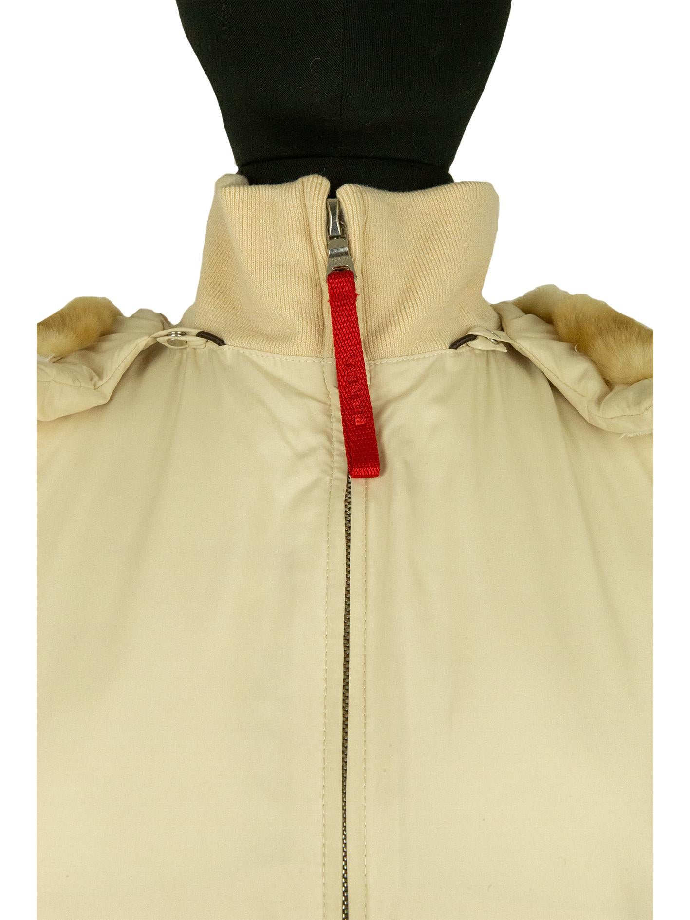 Beige Piumino Prada ecru con cappuccio bordato di pelliccia in vendita