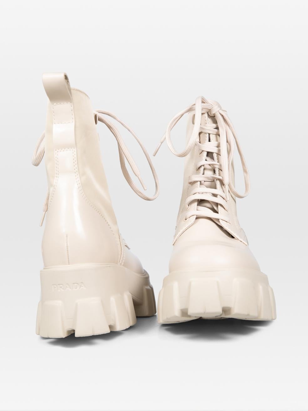 Beige Prada - Bottes de combat Monolith en cuir écru, taille IT 37,5 en vente