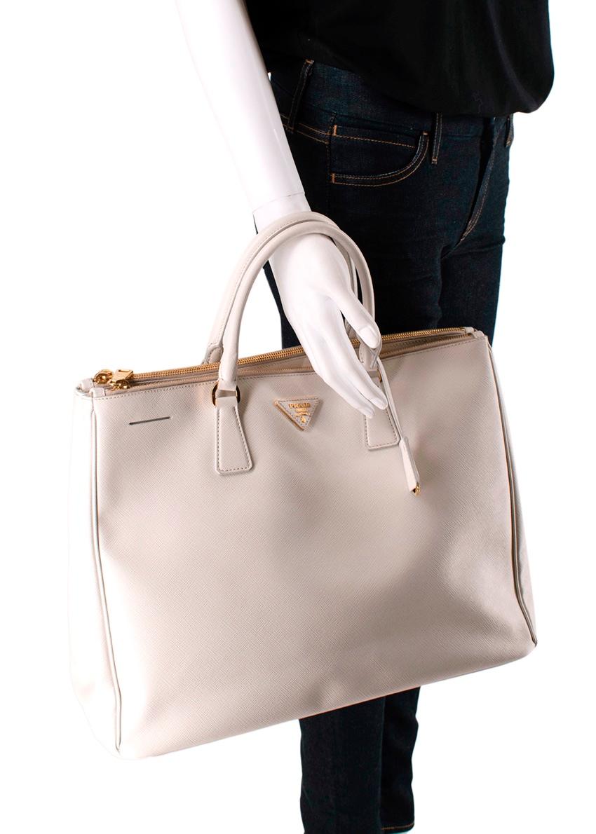 Prada Ecru Leder Saffiano Galleria Handtasche mit doppeltem Reißverschluss im Angebot 2