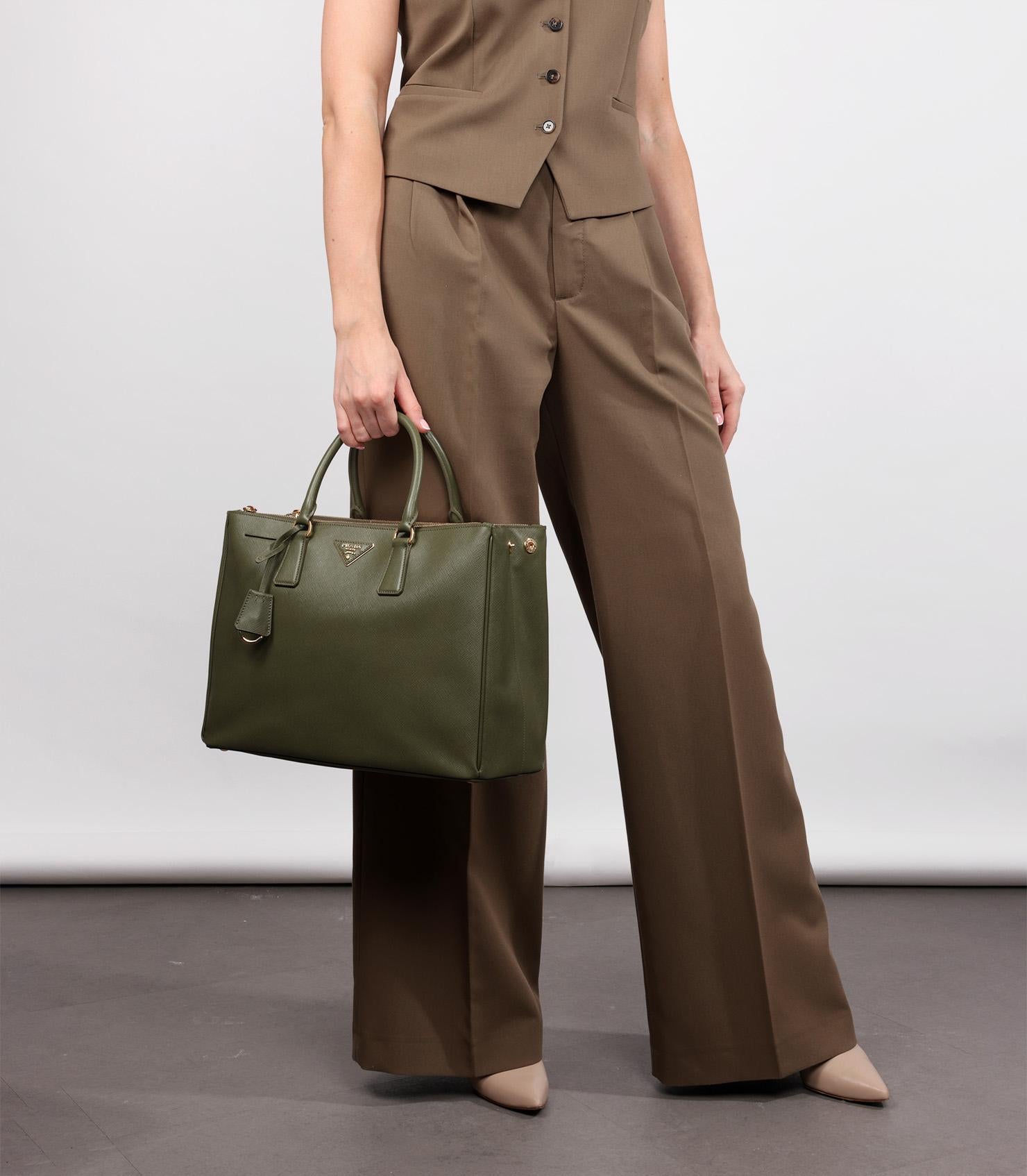 Prada Edera Saffiano Lux Leather Large Galleria Tote

Product Details
Xupes Ref: CB1306
Brand: Prada
Model: Large Galleria Tote
Type: Tote
Serial Number: 117
RRP: £3,700
Accompanied By: Prada Dust Bag, Authenticity Card, Care Booklet, Removable