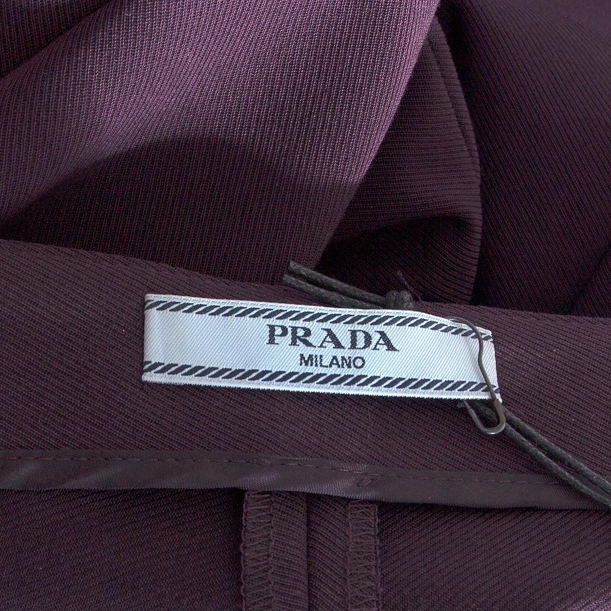 PRADA eggplant purple wool blend TAPERED Pants 40 S In Excellent Condition For Sale In Zürich, CH