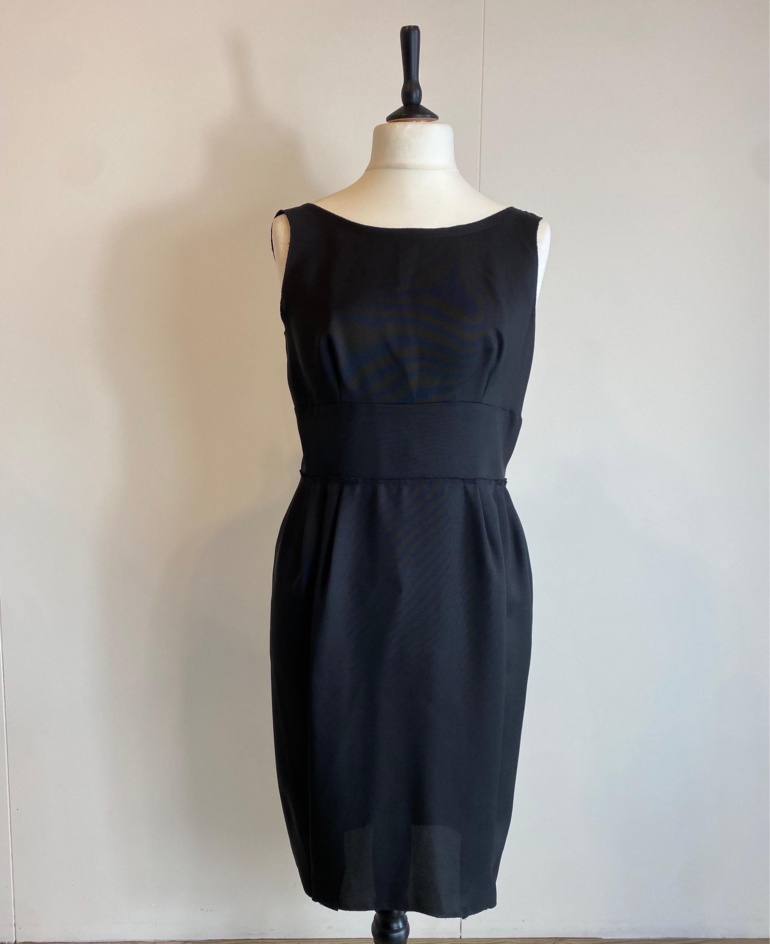 Prada sheath dress.
In black triacetate.
Back closure with zip and buttons.
Italian size 46
Shoulders 35 cm
Bust 45 cm
Waist 40cm
Length 98 cm
Excellent general condition, shows signs of normal use.