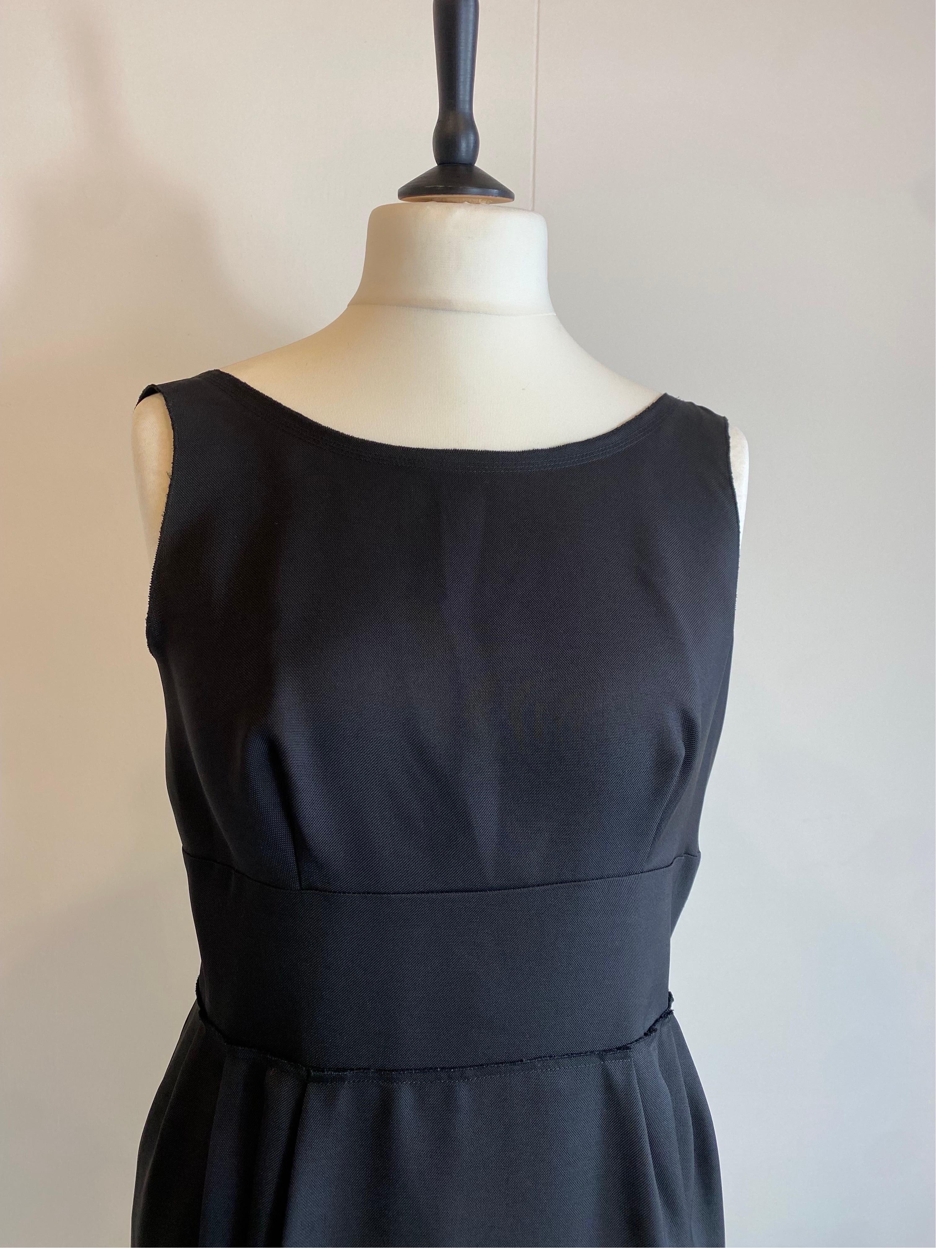 Prada elegant black Sheath Dress In Excellent Condition For Sale In Carnate, IT