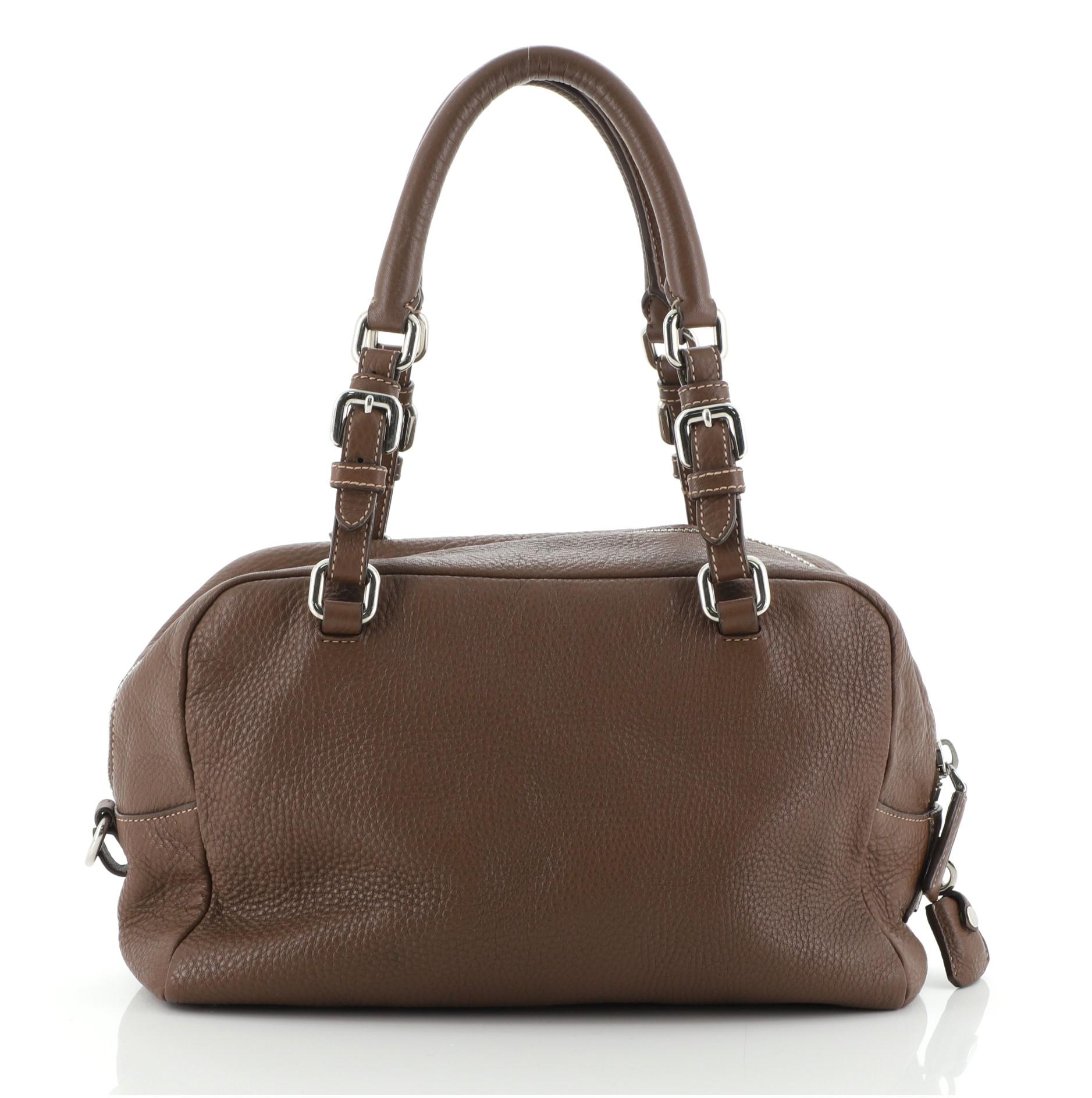Prada Geprägtes Logo Bauletto Tasche Vitello Daino Medium (Braun)