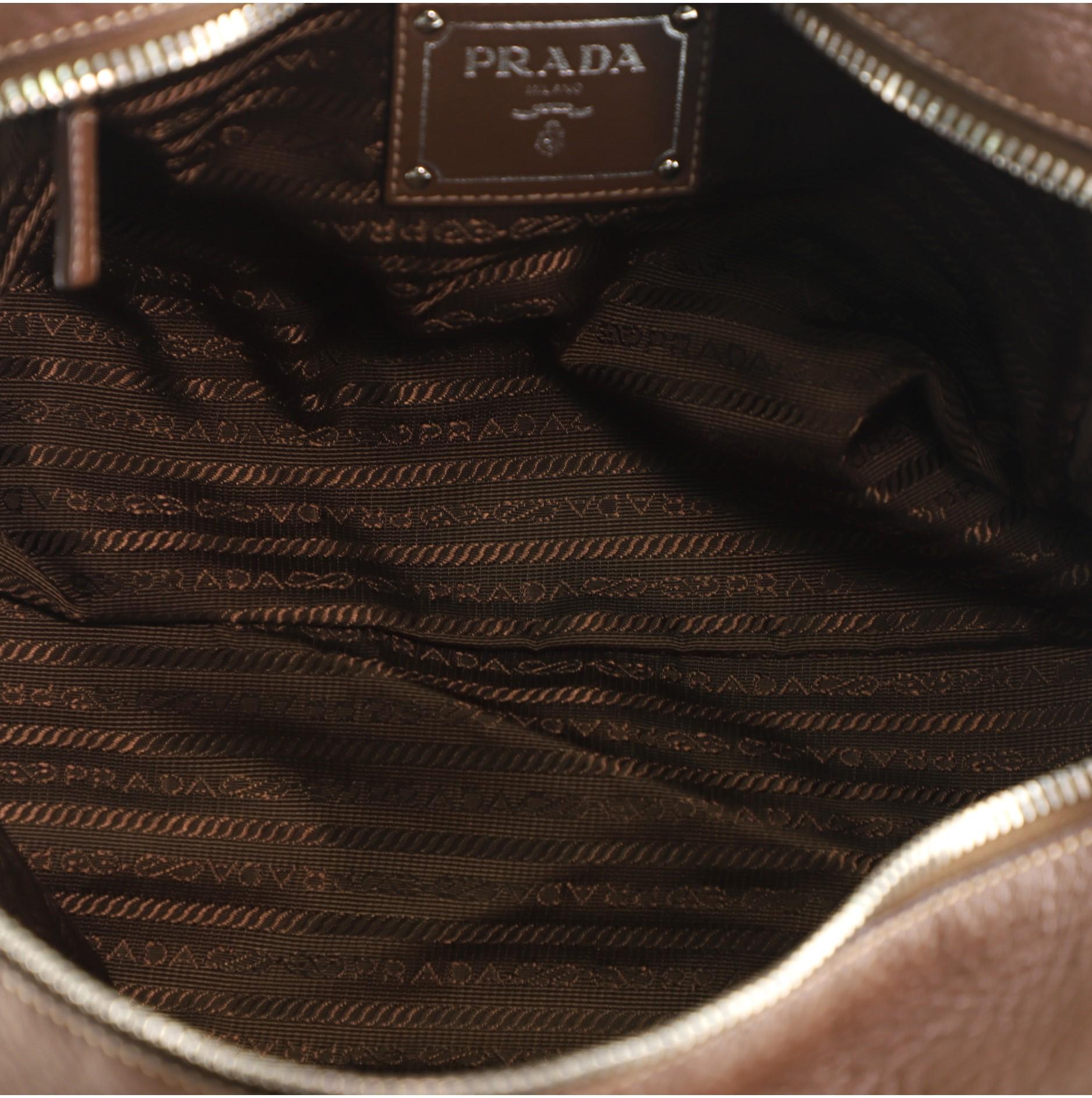 Prada Geprägtes Logo Bauletto Tasche Vitello Daino Medium für Damen oder Herren