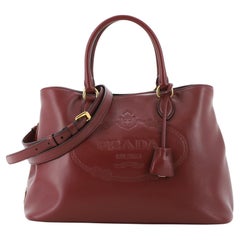 Prada Convertible Open Tote aus glänzendem Kalbsleder mit geprägtem Logo Medium