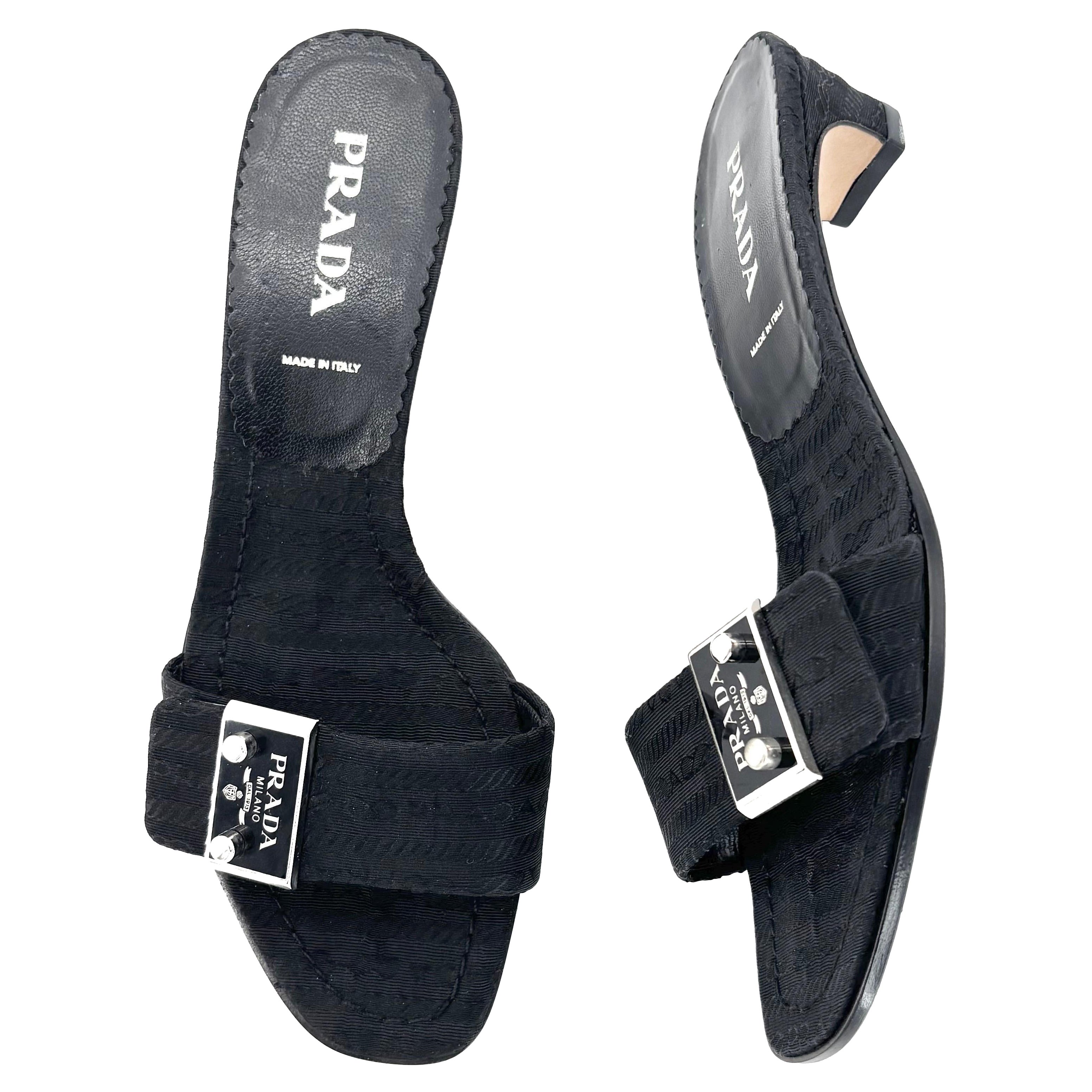 Prada Emaille Metall Logo Plaque Kitten Heel Slip On Mules Sandalen 36,5 im Angebot