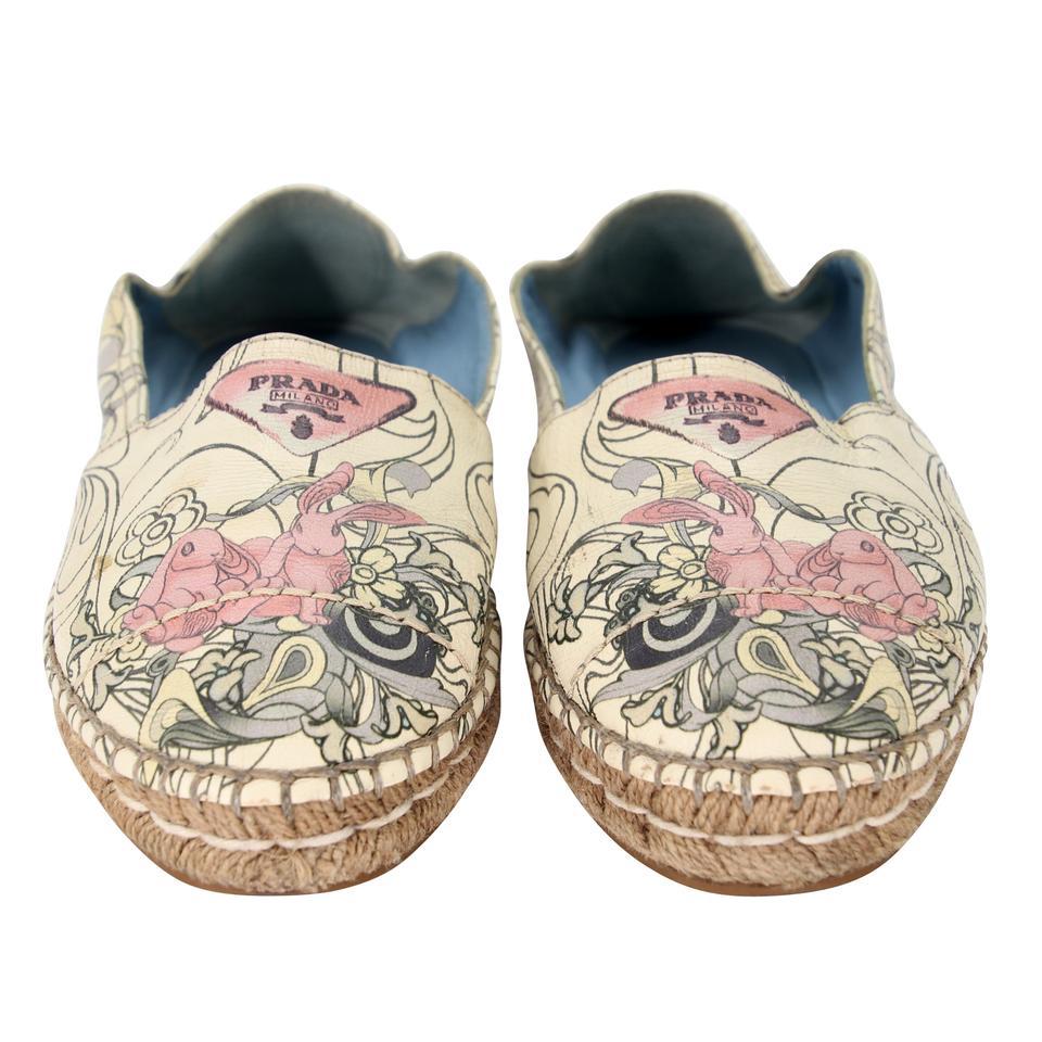 Prada Espadrille 36.5 Canvas All-Over Print Flats PR-0502N-0149

These sophisticated yet playful Prada Cream Multicolor Print Canvas Espadrille Flats can enhance any style. They feature the super fun all-over print canvas with a light pink Prada