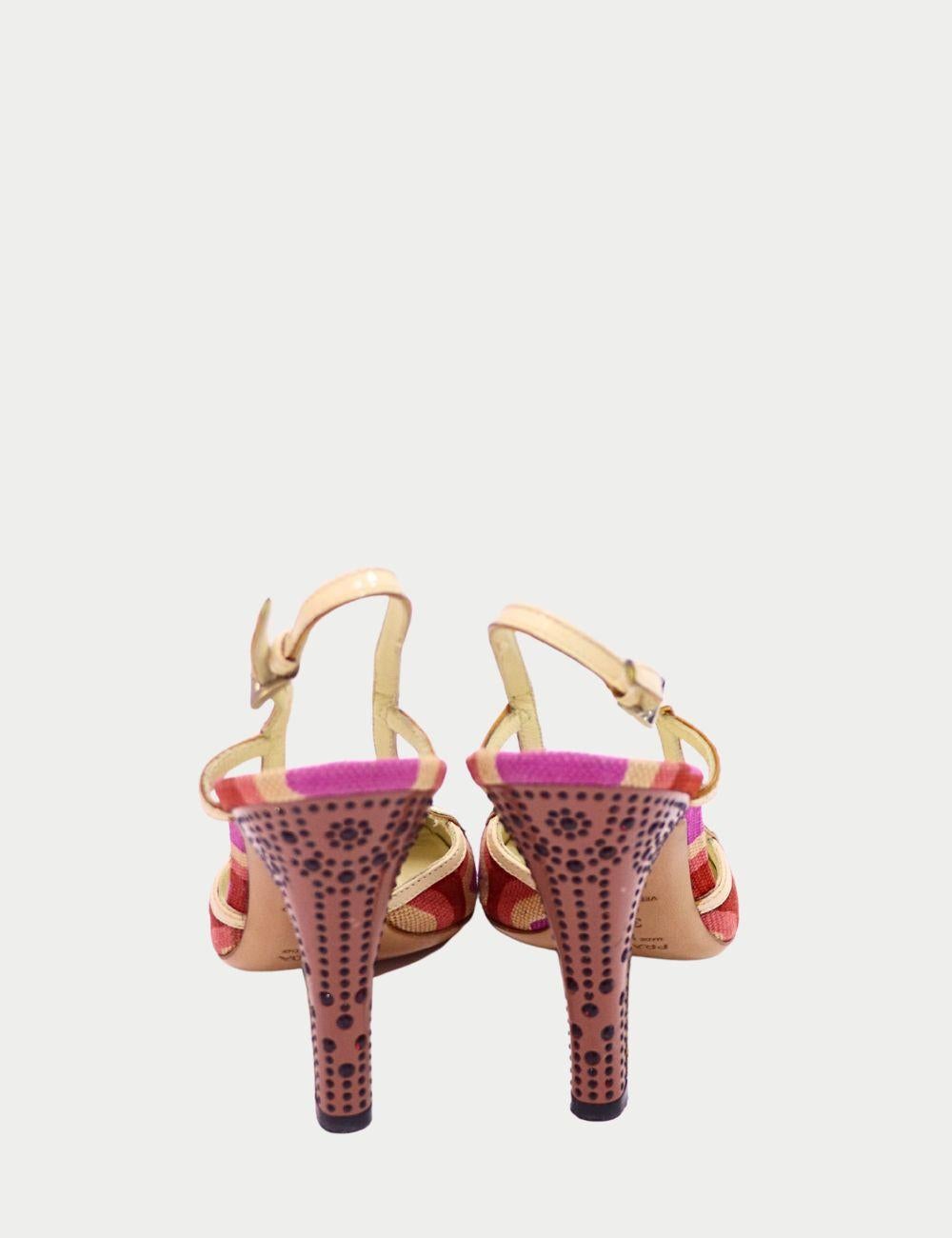 Añade un toque de lujo retro a tu vestuario con estos tacones Prada Vintage Slingback. Diseñados con un atrevido estampado geométrico de tonos rojos, rosas y morados, estos tacones combinan a la perfección la sofisticación de Prada con un juguetón