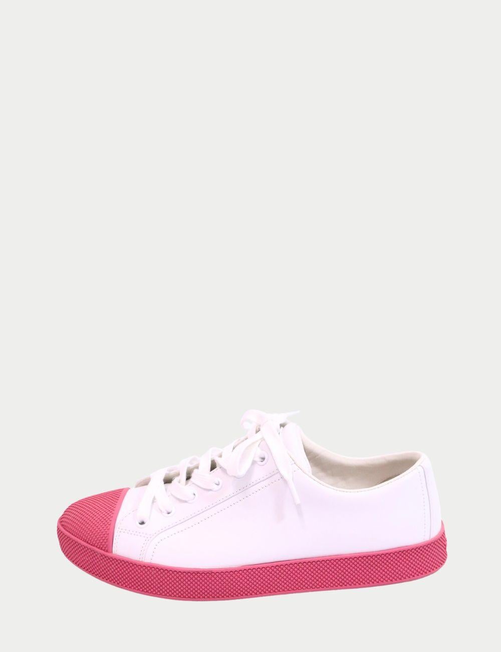 Prada - Baskets en cuir blanc et rose

Ces baskets en cuir blanc Prada sont d'une sophistication sportive et sont rehaussées d'une semelle et d'un bout de pied rose vif pour une touche de couleur ludique. Confectionnée en Italie, cette paire allie