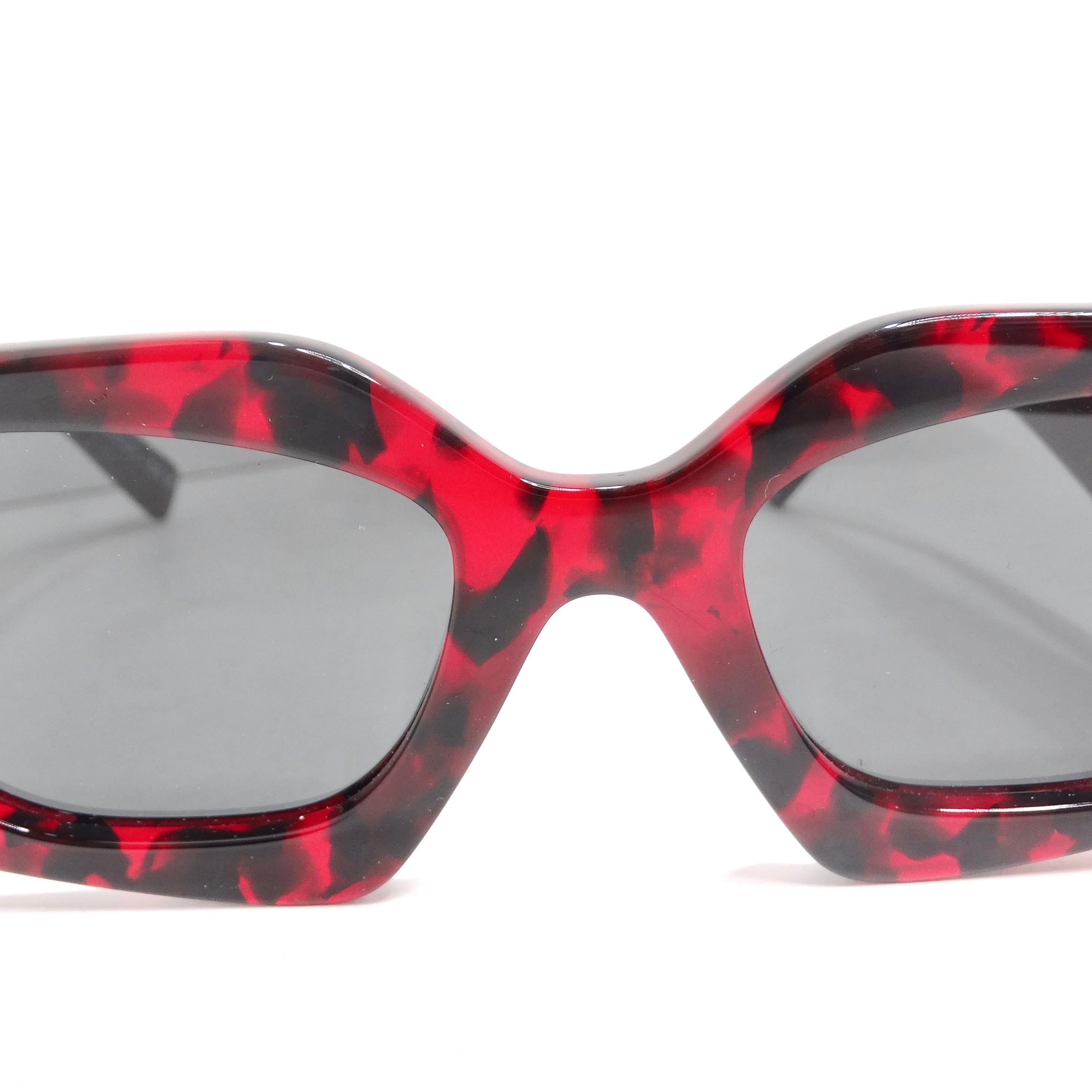 Prada Eyewear Lunettes de soleil à monture géométrique Symbole Bon état - En vente à Scottsdale, AZ