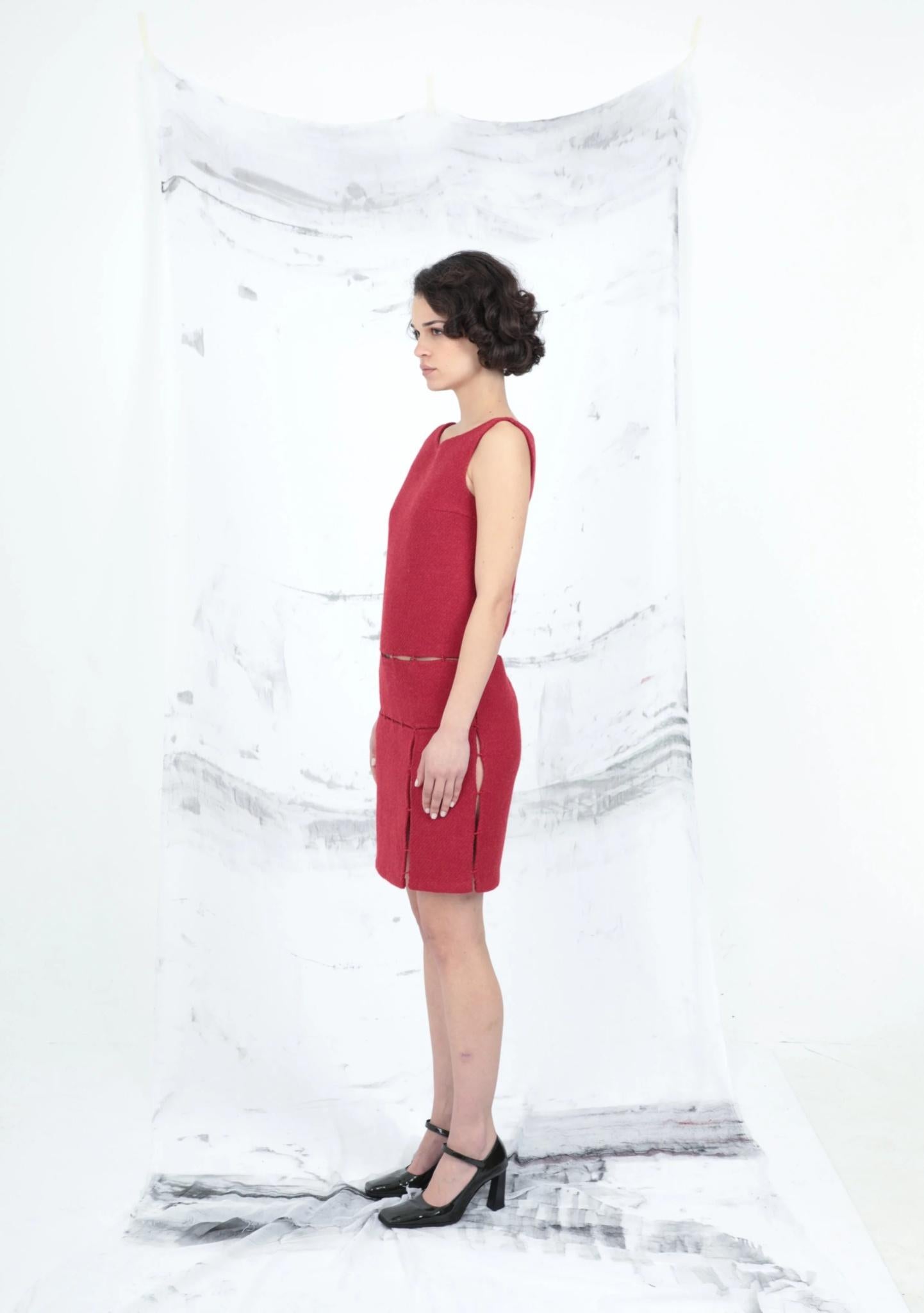 Prada F/W 1998 Rotes Wollkleid mit Ausschnitt.
Das Kleid wird mit einem zusätzlichen Unterkleid geliefert.

Etikettiert als IT40.

In sehr gutem Vintage-Zustand.