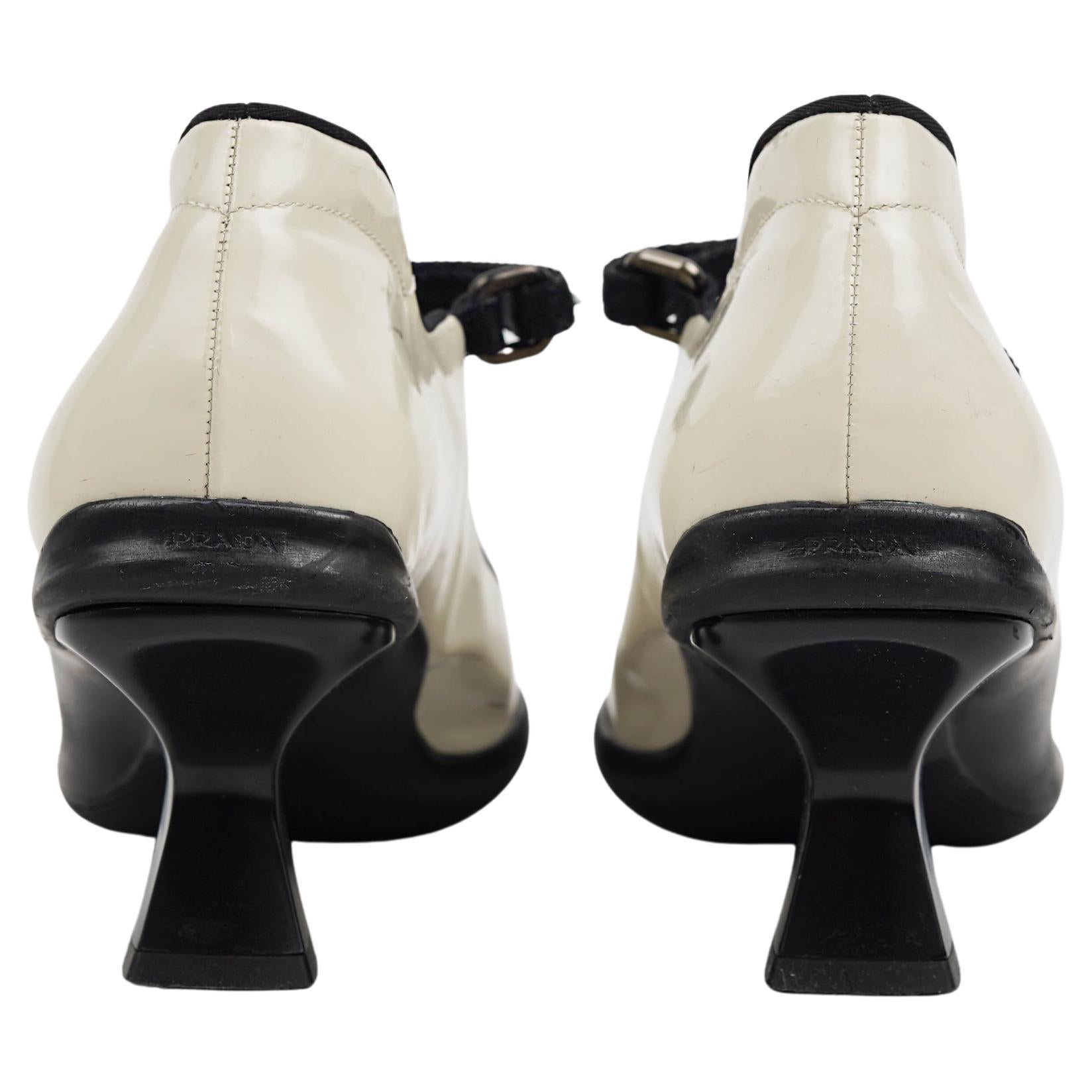 Prada A/I 1999 - A. Janes in pelle verniciata bicolore - Taglia EU 39 In condizioni buone in vendita a Berlin, DE