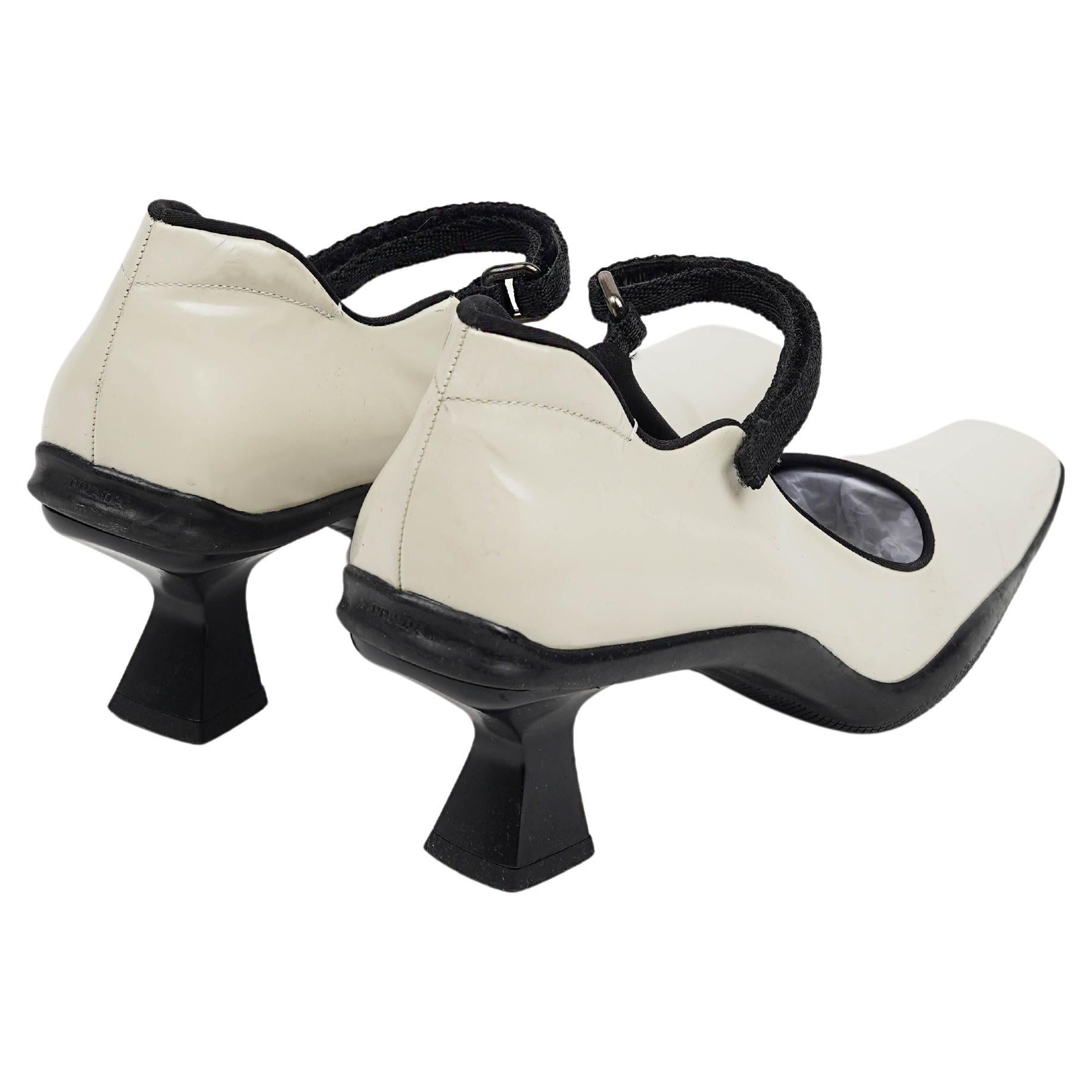 Prada A/I 1999 - A. Janes in pelle verniciata bicolore - Taglia EU 39 in vendita 1