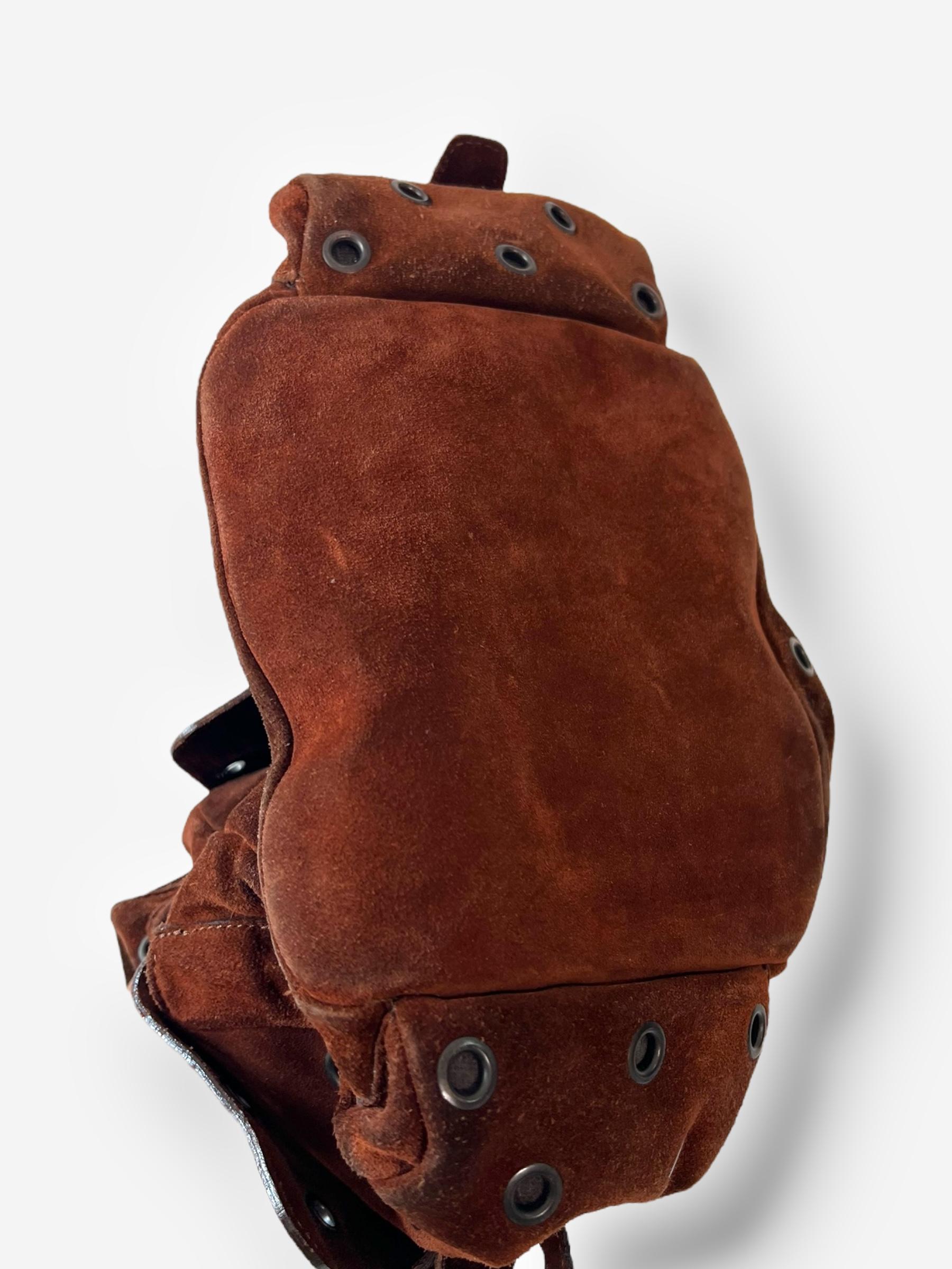 Prada F/W 1999 Bolso de ante marrón con ojal y hebilla al hombro en venta 5