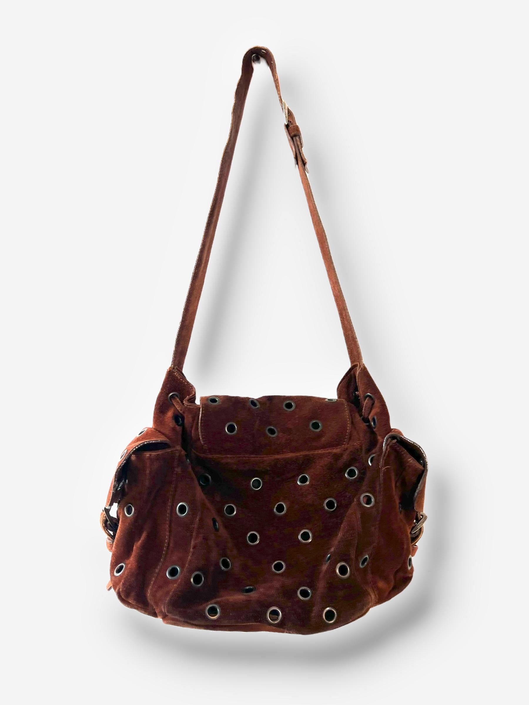 Prada F/W 1999 Bolso de ante marrón con ojal y hebilla al hombro en Bastante bueno estado para la venta en CAPELLE AAN DEN IJSSEL, ZH
