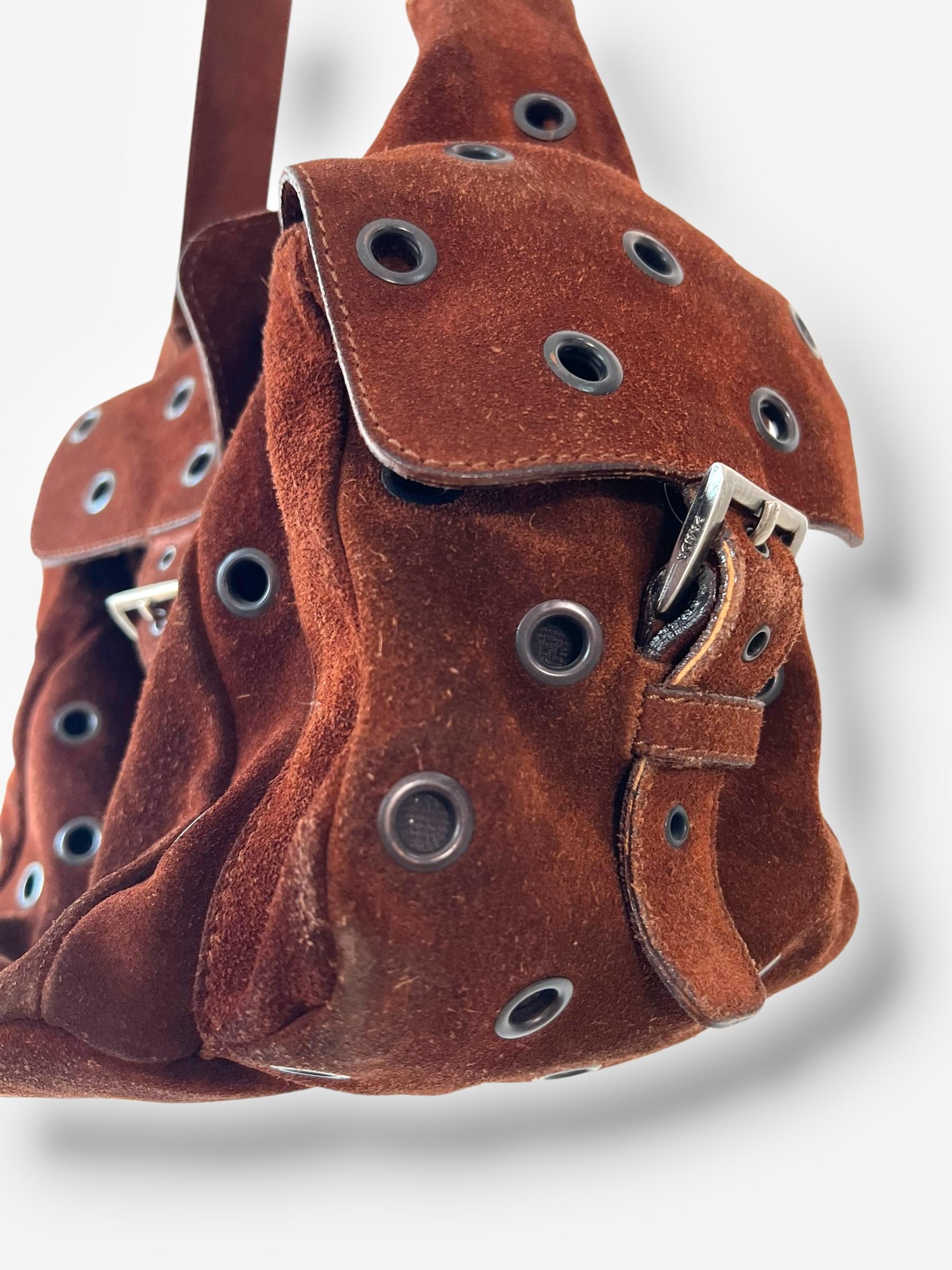 De las mujeres Prada F/W 1999 Bolso de ante marrón con ojal y hebilla al hombro en venta