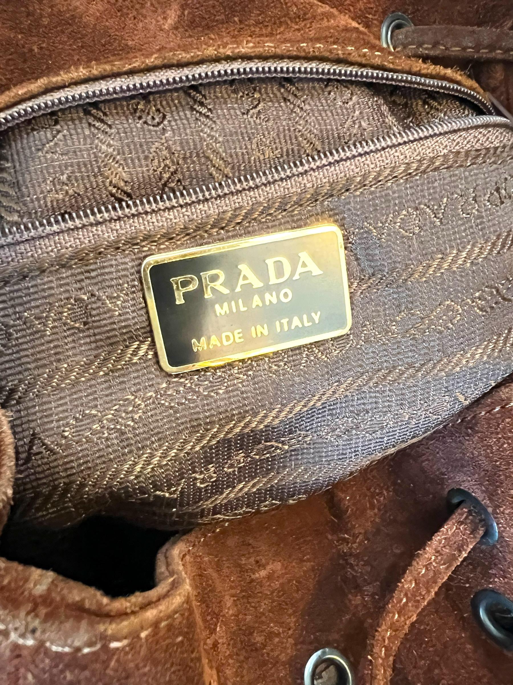 Prada F/W 1999 Bolso de ante marrón con ojal y hebilla al hombro en venta 1