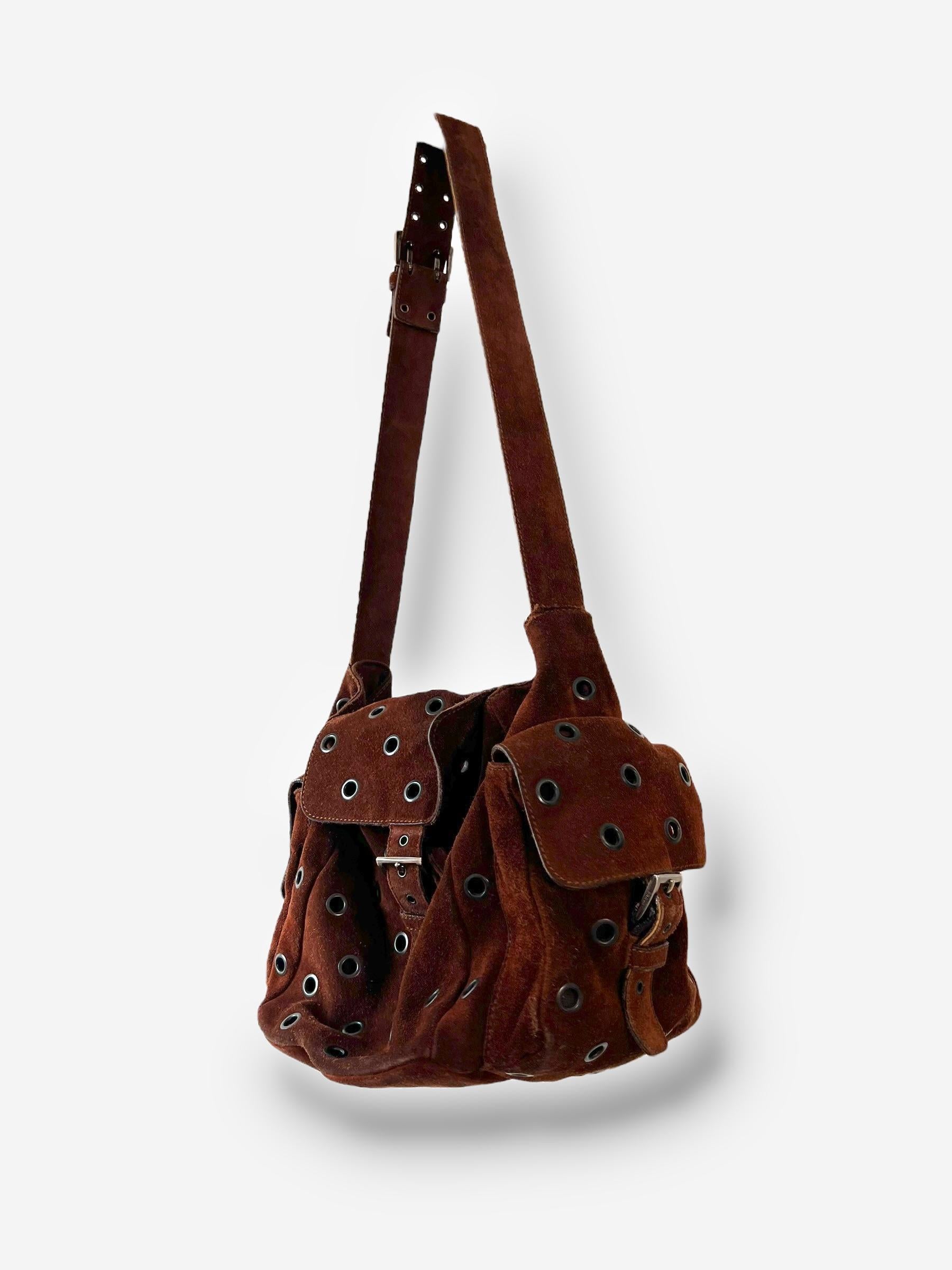 Prada F/W 1999 Bolso de ante marrón con ojal y hebilla al hombro en venta 2