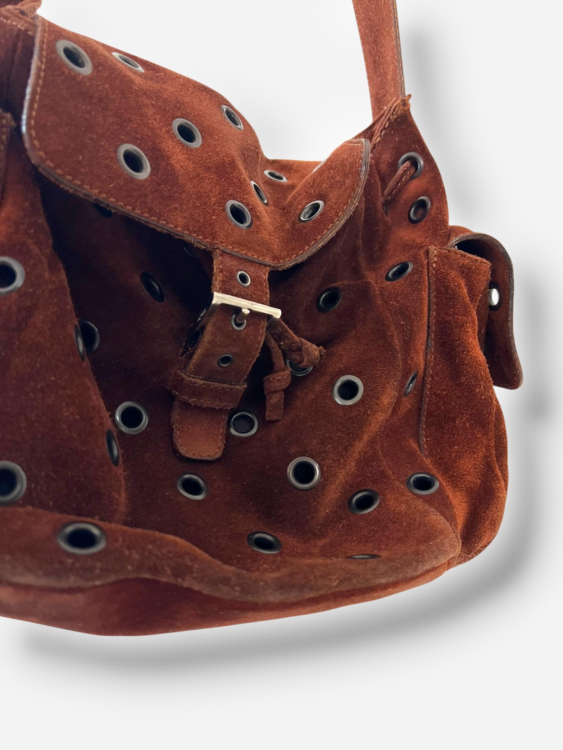 Prada F/W 1999 Bolso de ante marrón con ojal y hebilla al hombro en venta 3