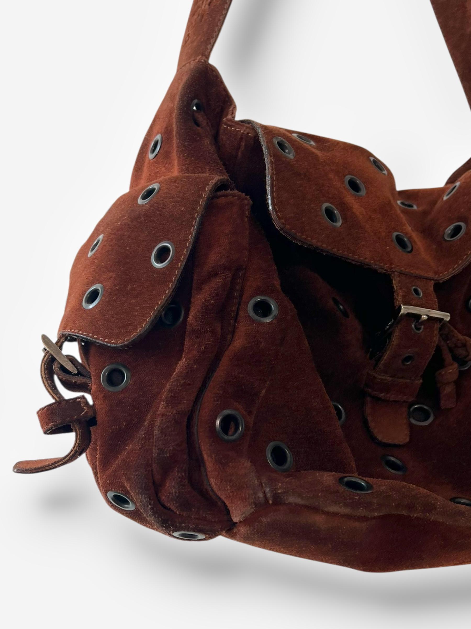 Prada F/W 1999 Bolso de ante marrón con ojal y hebilla al hombro en venta 4