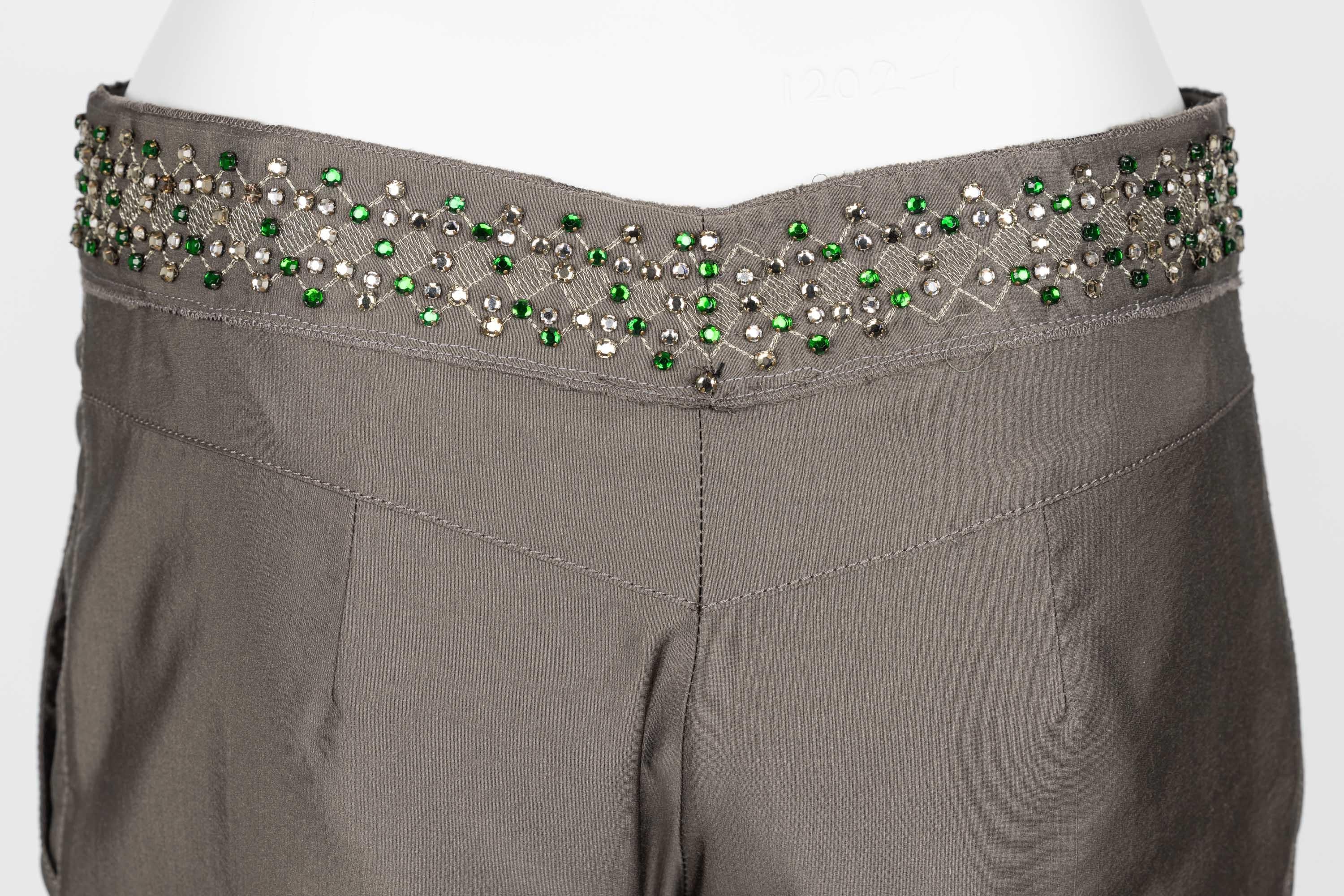 Prada F/W 2004 Pantalon Capri en soie orné de cristaux Edition limitée en vente 5
