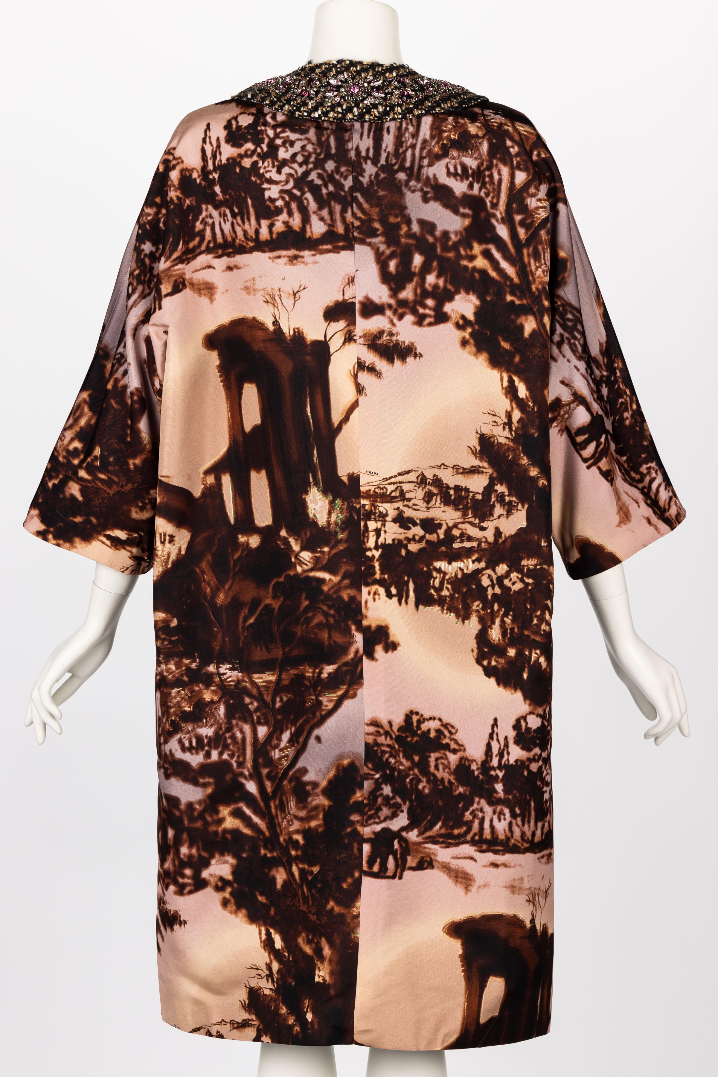Prada  Manteau de défilé en soie imprimé scénique avec col en cristal, A/H 2004 en vente 1