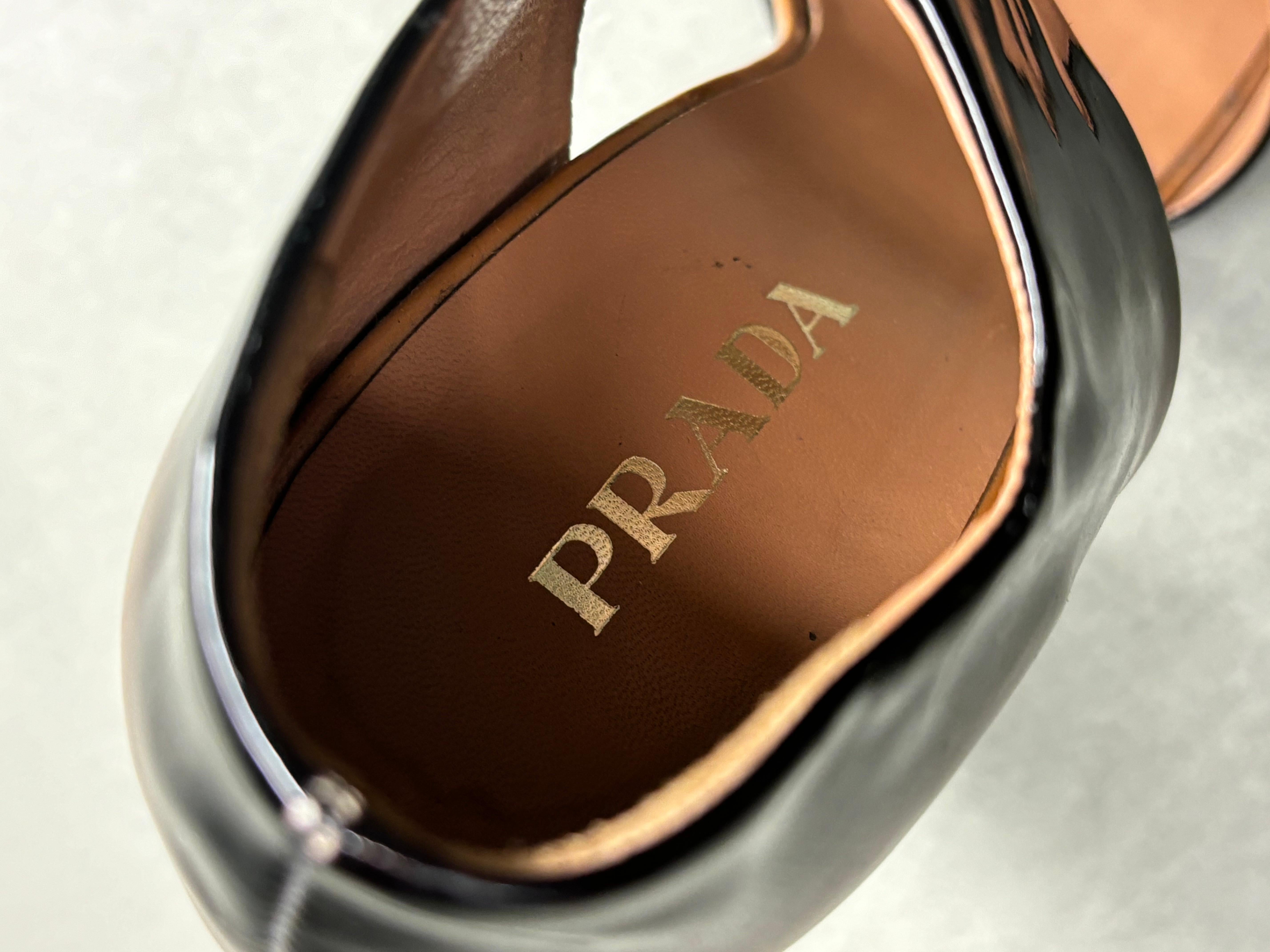 - Prada by Miuccia Prada
- Fall Winter 2007 collection
- Sold by Gold Palms Vintage
- Banana shaped heels
- Brown/black gradient color way 
- Size EU 39
- Conditions 9/10 
- Comes with original box
