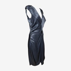 Vestido midi de Prada, colección otoño-invierno 2009, en color gris pizarra, de satén con fruncidos y escote en V profundo