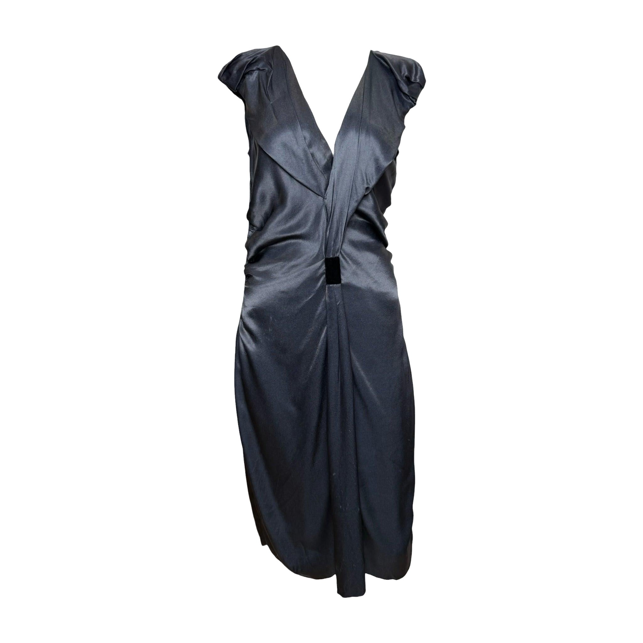 Robe mi-longue Prada automne-hiver 2009, en satin gris ardoise, froncée et à encolure en V profond