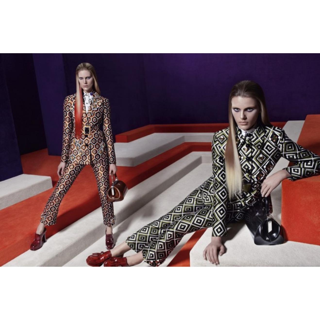 Prada F/W 2012 Chaqueta con cinturón, estampado geométrico, cristales y plexiglás embellecidos en venta 10