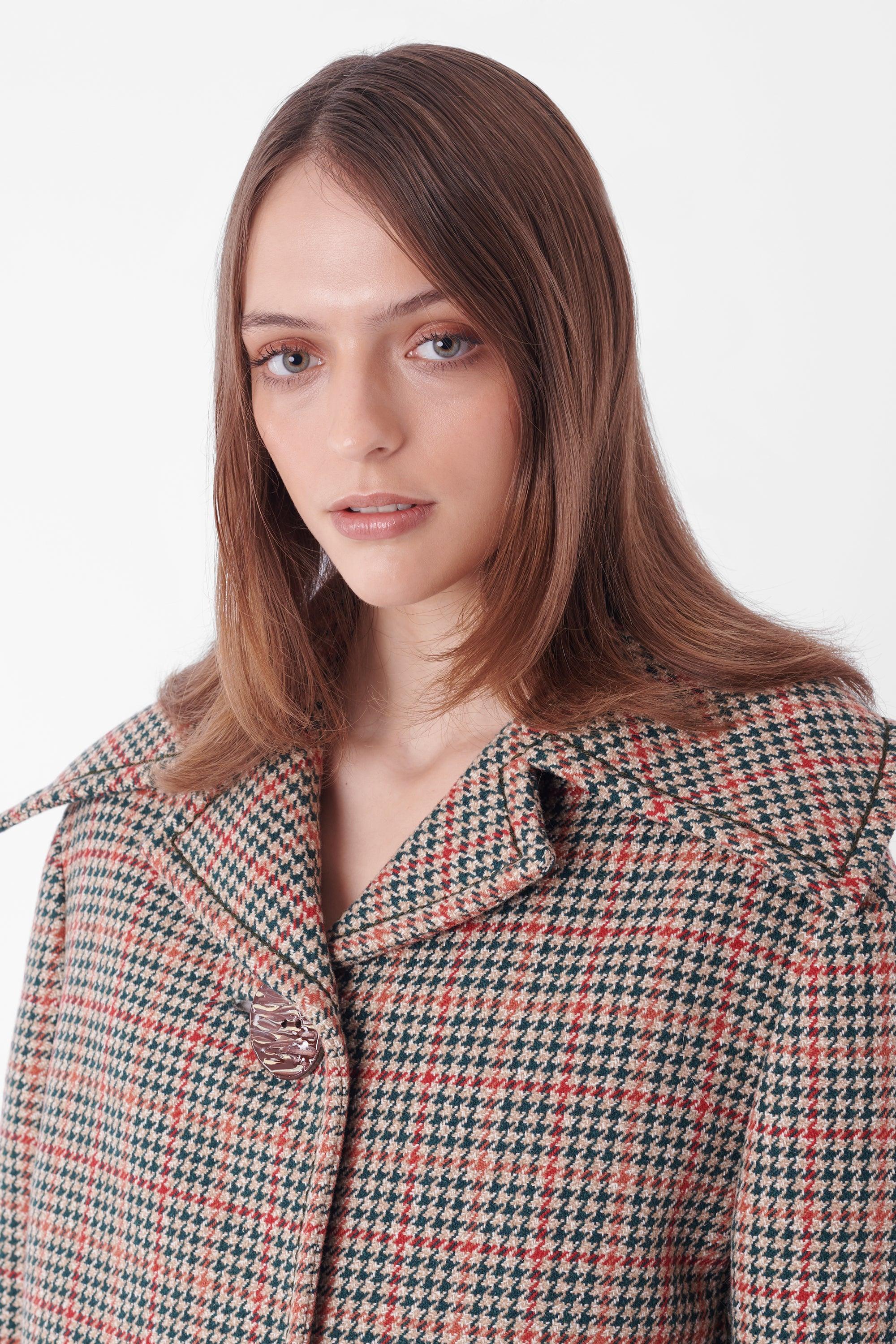 Siamo entusiasti di presentare questo cappotto di pelliccia di volpe di Prada A/I 2017, look 41 in passerella. Questo iconico cappotto è caratterizzato da un'estetica metà e metà: la parte superiore presenta un motivo a dente di cane in una