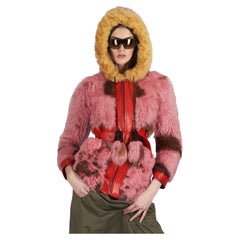 Prada A/I 2017 Sfilata Cappotto in shearling rosa e giallo con cintura in pelle rossa