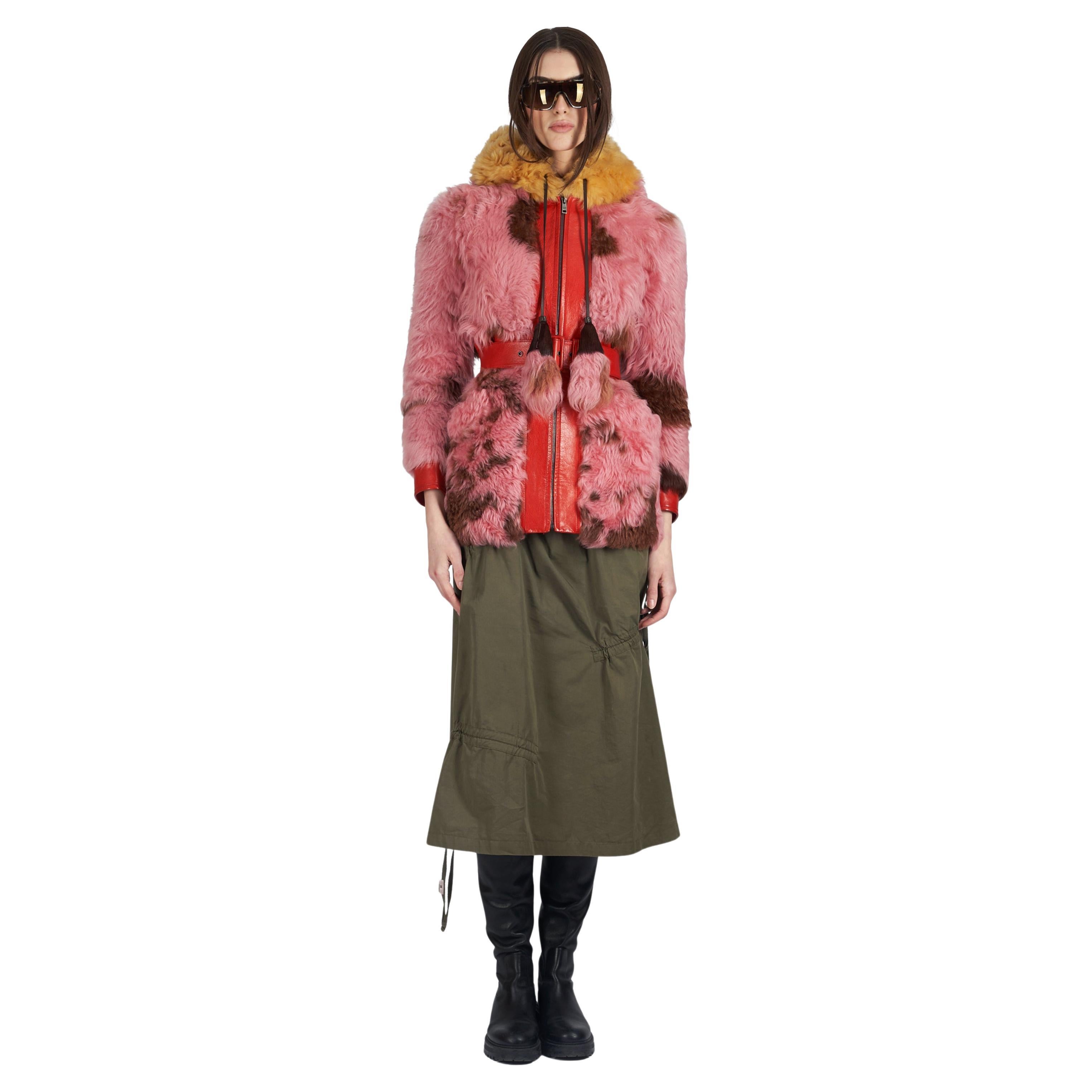 Prada A/I 2017: cappotto in shearling rosa in passerella
