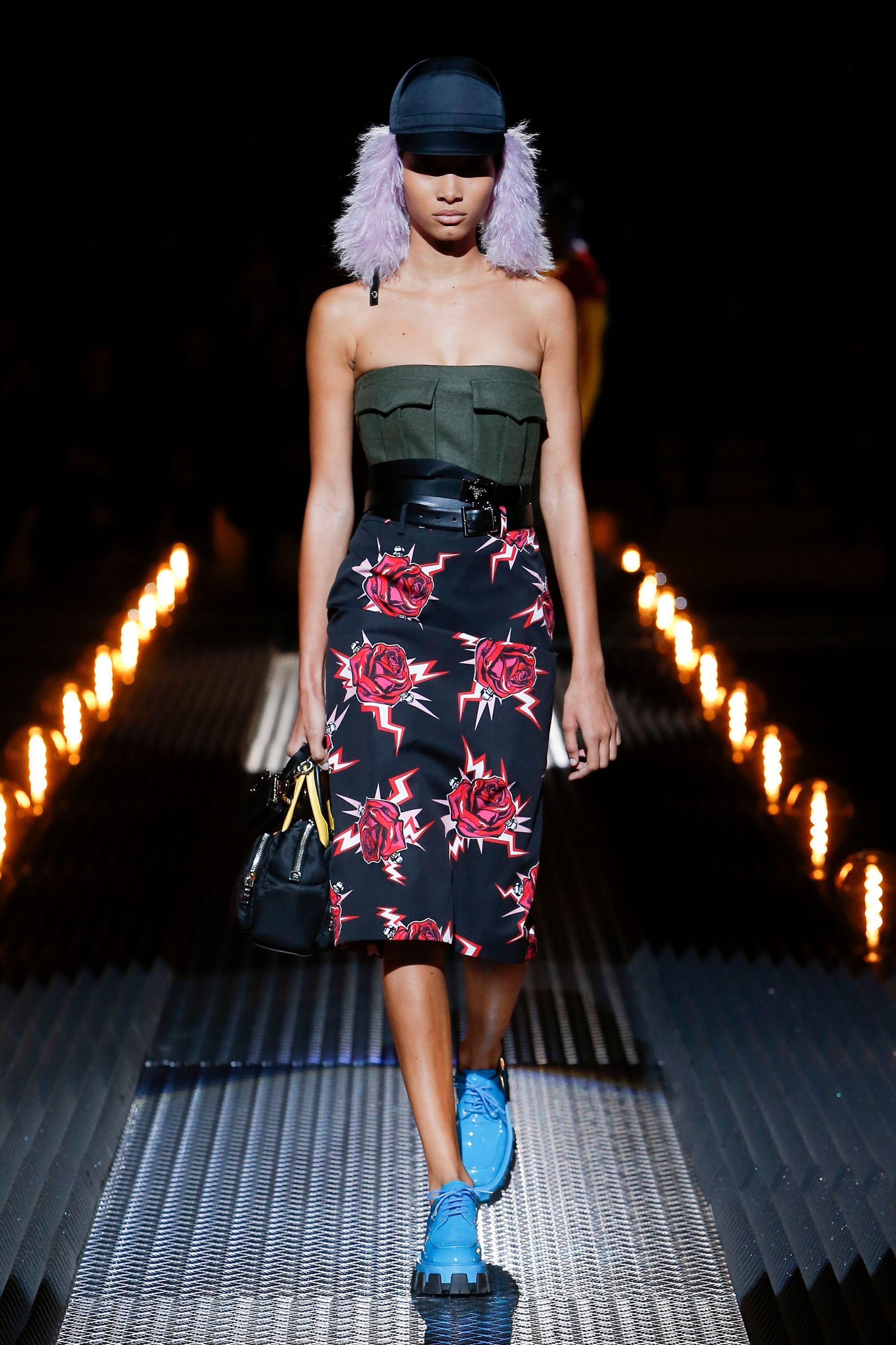 Prada midi skirt
F/W 2019
Roses, bolts and lighting print
Zip closure

Marked size 40 IT
Measurements:
waist 64 cm - 25 in
hips 90 cm - 35.5 in
length 72 cm - 28 in

Excellent condition
Minor signs of use