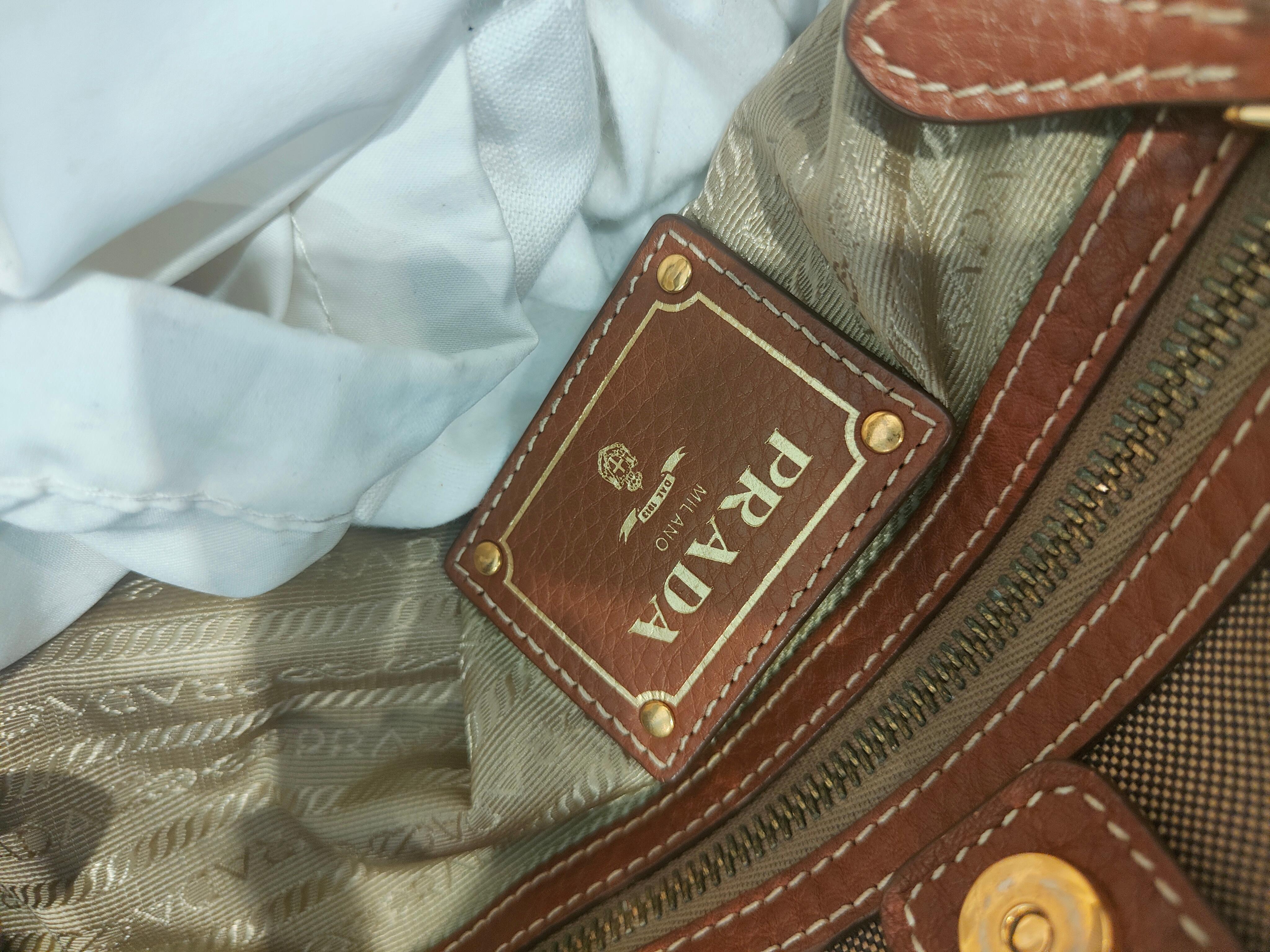 Borsa a manico o a spalla in tessuto e pelle di Prada
totalmente made in italy
30x21x15 cm