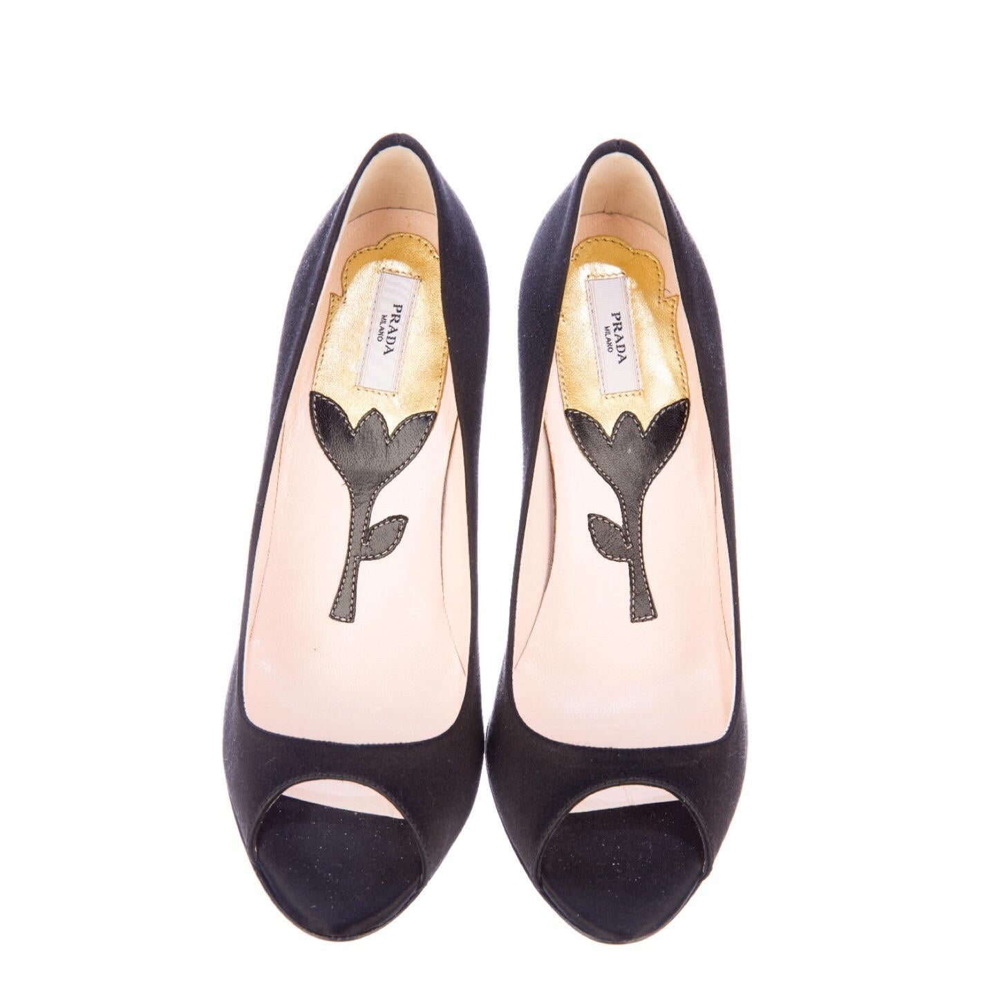 Prada Fairies Collection Noir Satin Peep Toe Sculpted Flower Heel Shoes 34.5 Excellent état - En vente à Boca Raton, FL