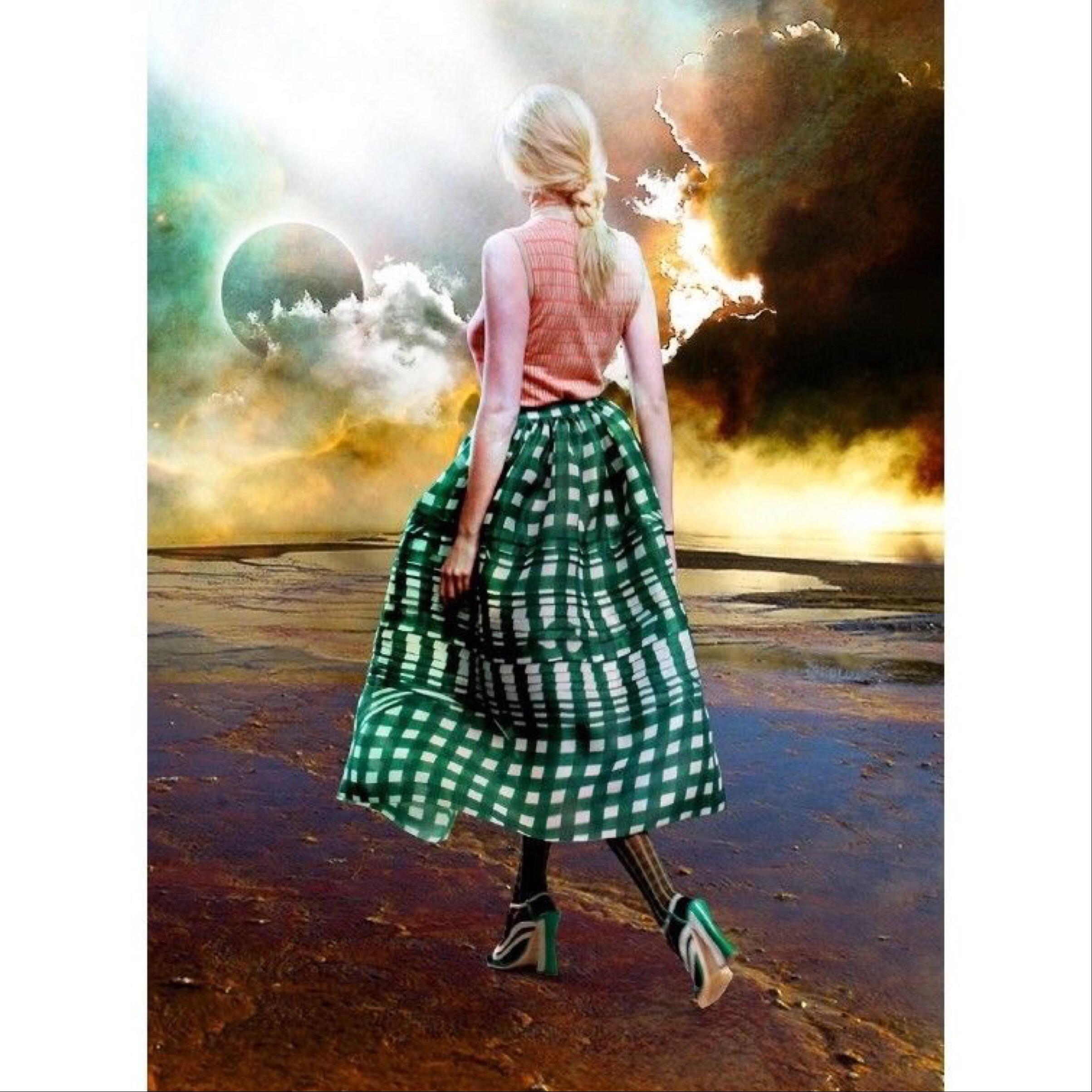 Die Prada Fairy-Kollektion aus dem Jahr 2008 war ein Markenzeichen der Marke:: das die Fantasie und die Sehnsucht nach dem Magischen einfing. Mit skurrilen Silhouetten und optischen Drucken erweckt diese Kollektion das Fantastische zum Leben. Der