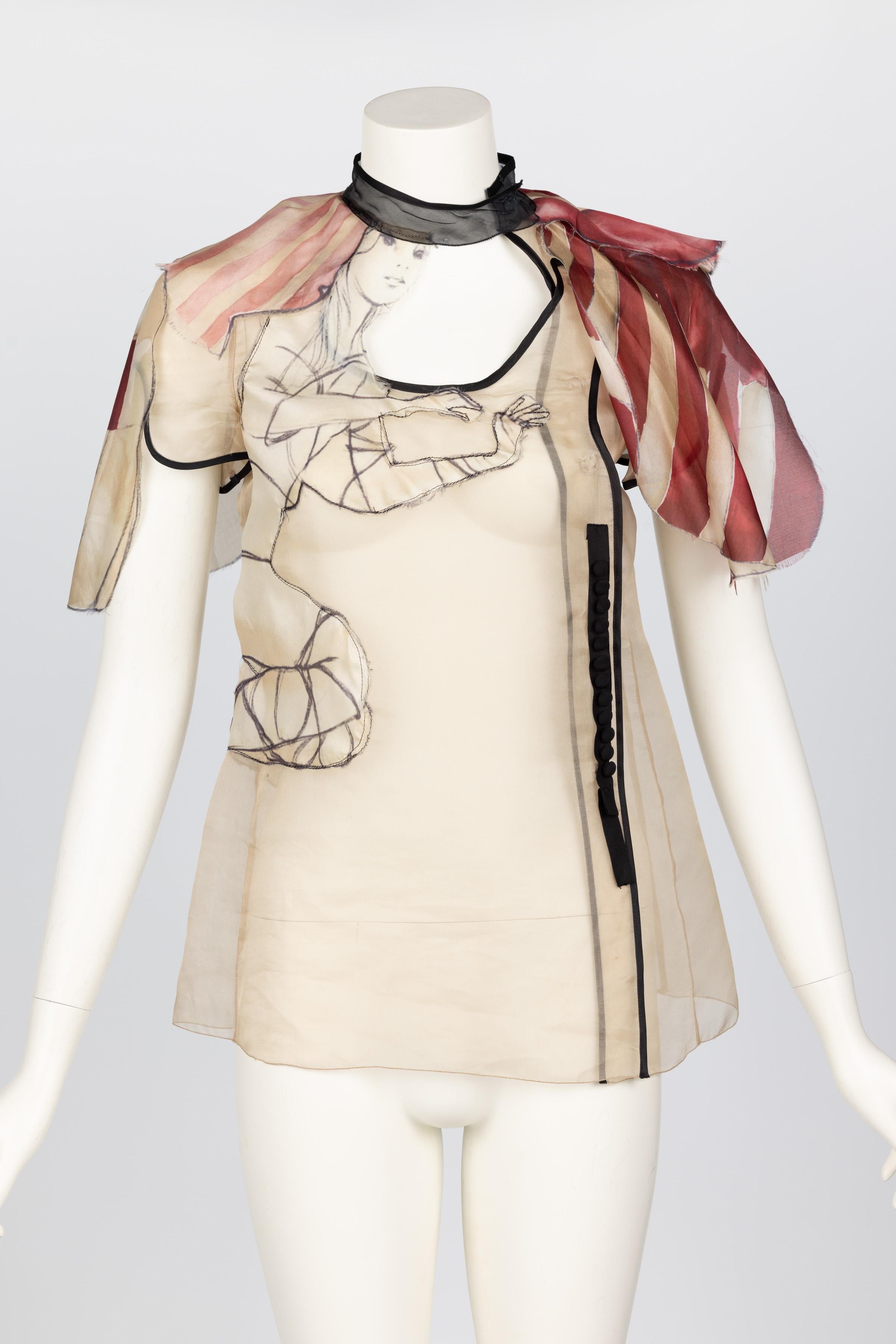 Le look du défilé de Prada #41 .
Réalisée dans un organza de soie beige, la blouse est transparente avec une bordure de ruban noir, un tour de cou, des fermetures à boutons en tissu et des manches capuchon.

Quelques coulures et transferts de