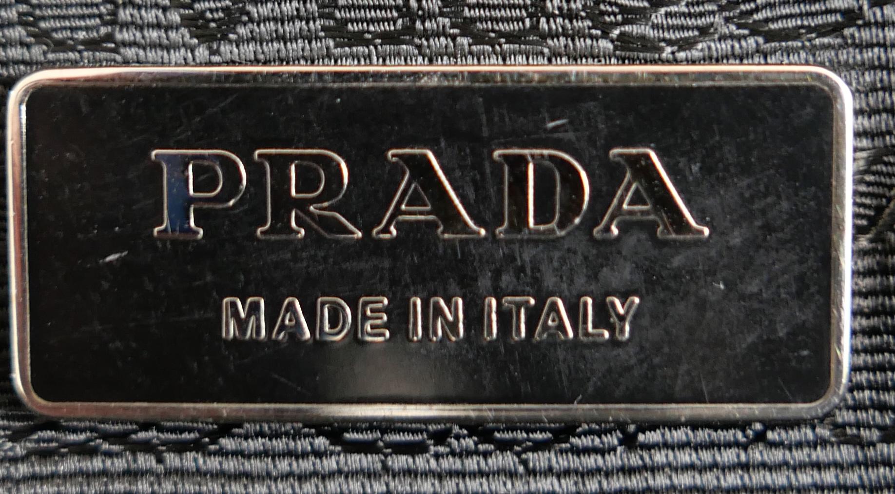 Prada Fall 2000 Black Leather Zip Base Doctor's Bag en vente 7