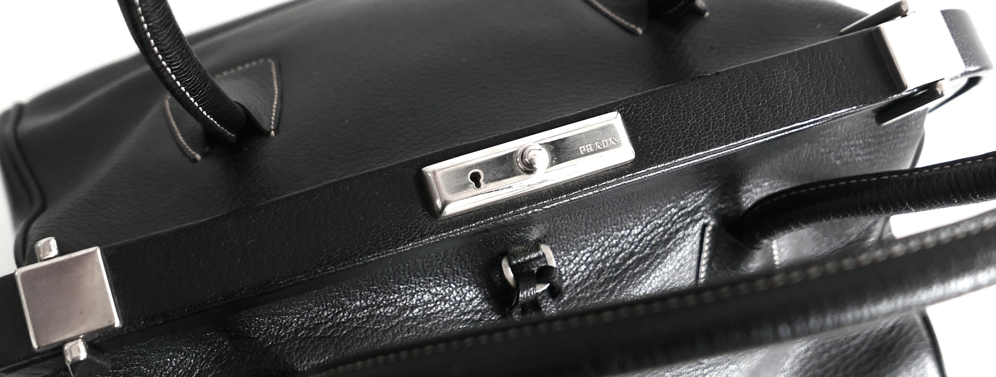Prada Fall 2000 Black Leather Zip Base Doctor's Bag Excellent état - En vente à London, GB