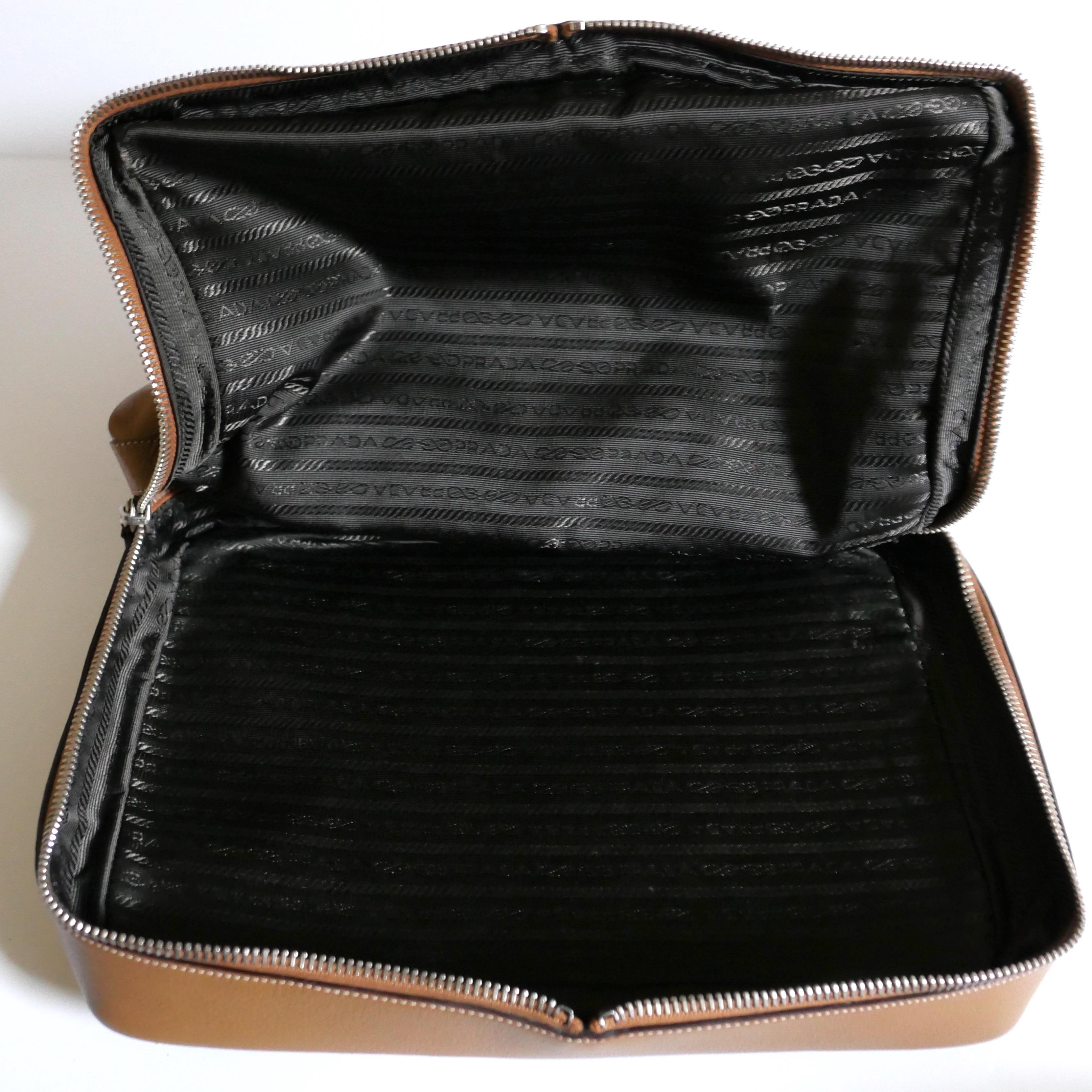 Prada Fall 2000 Camel Leather Zip Base Doctor's Bag For Sale 5