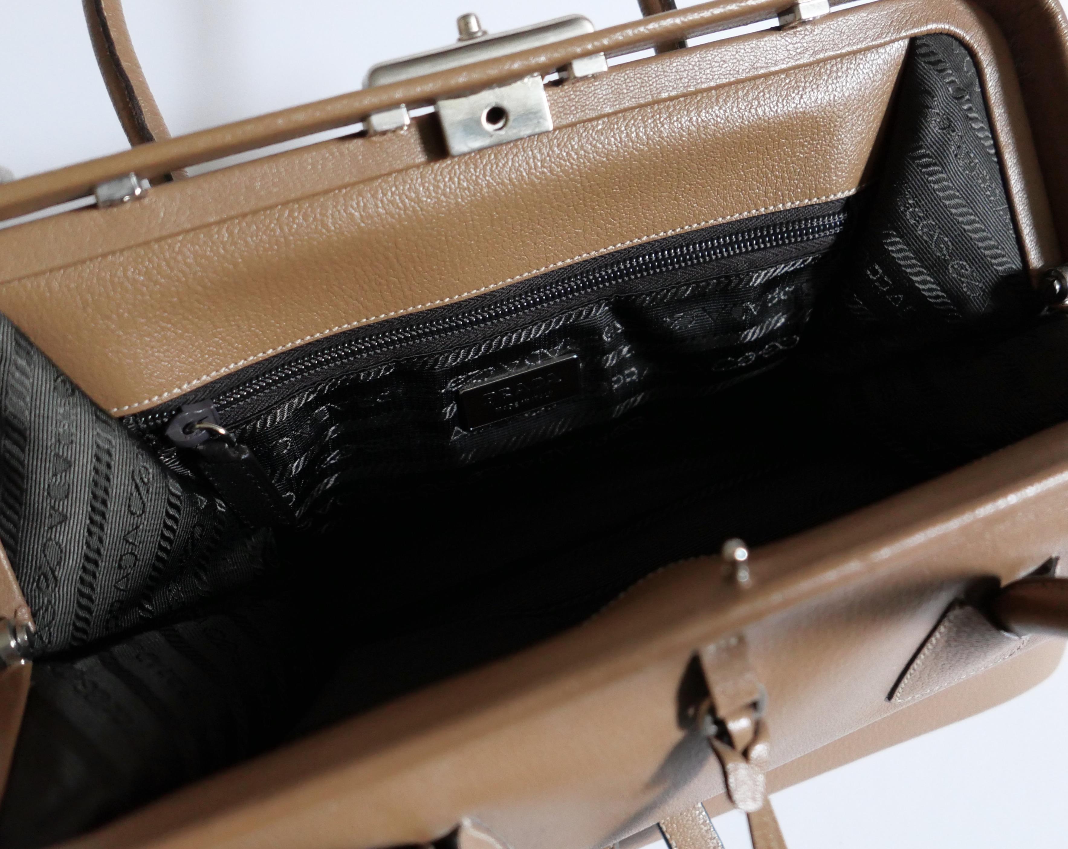 Prada Fall 2000 Camel Leather Zip Base Doctor's Bag For Sale 2
