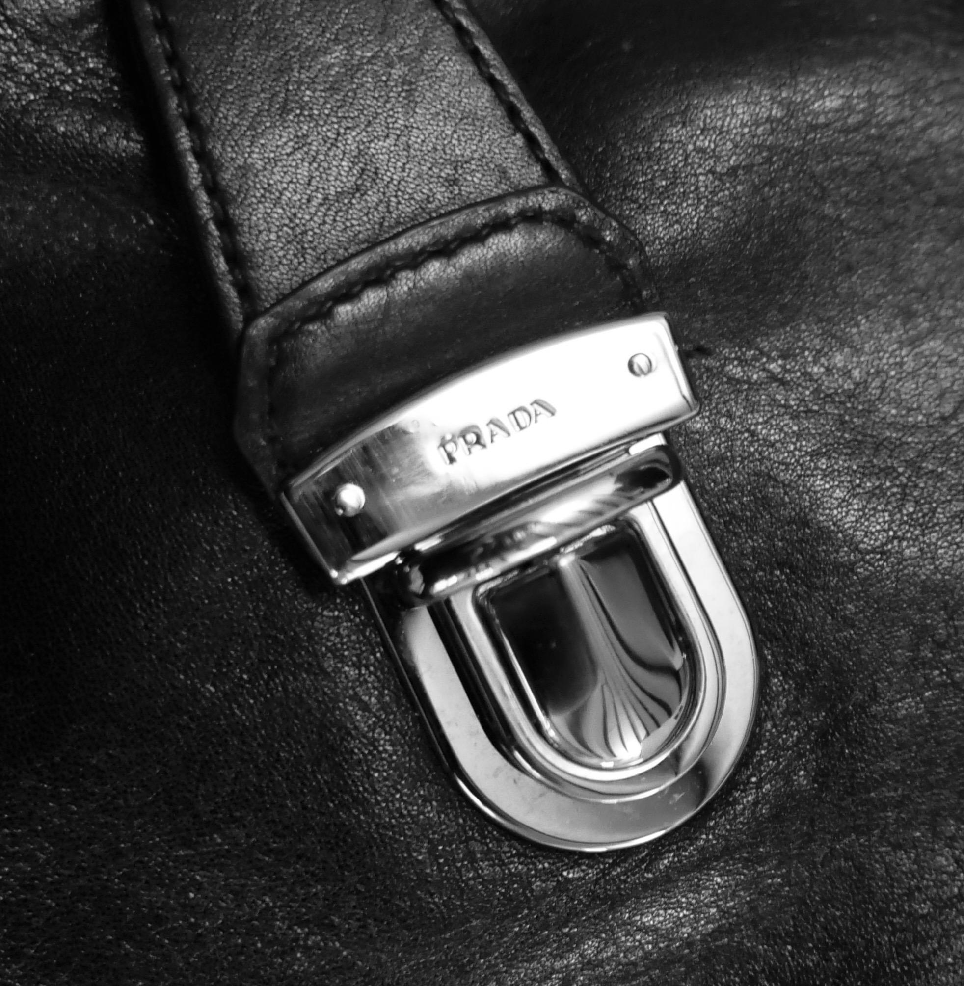 De las mujeres Prada Otoño 2003 Bolso tote de piel con cremallera y herrajes especiales