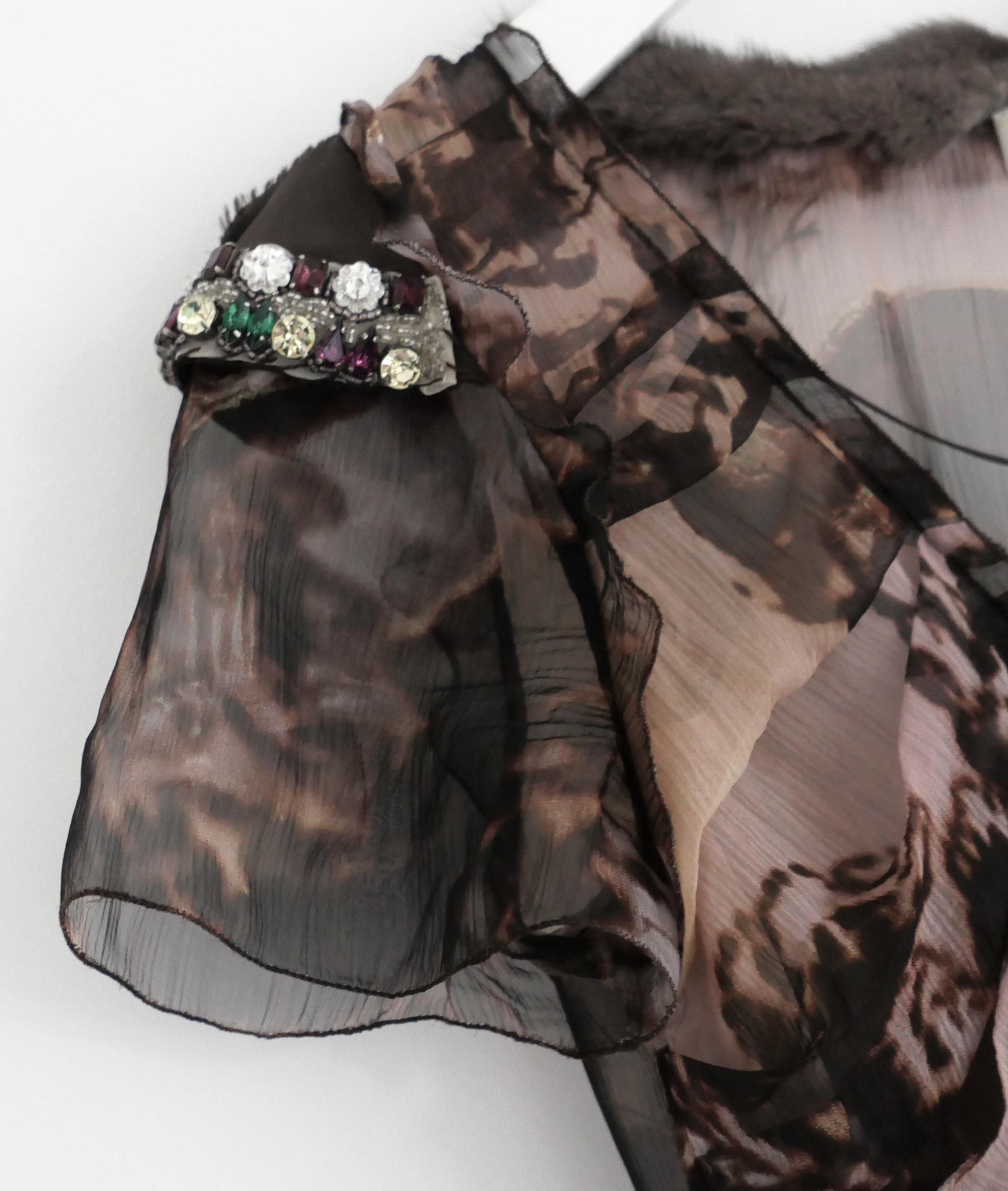 Noir Prada - Automne 2004 - Chemisier imprimé temple, orné d'un bijou et d'une bordure en fourrure en vente