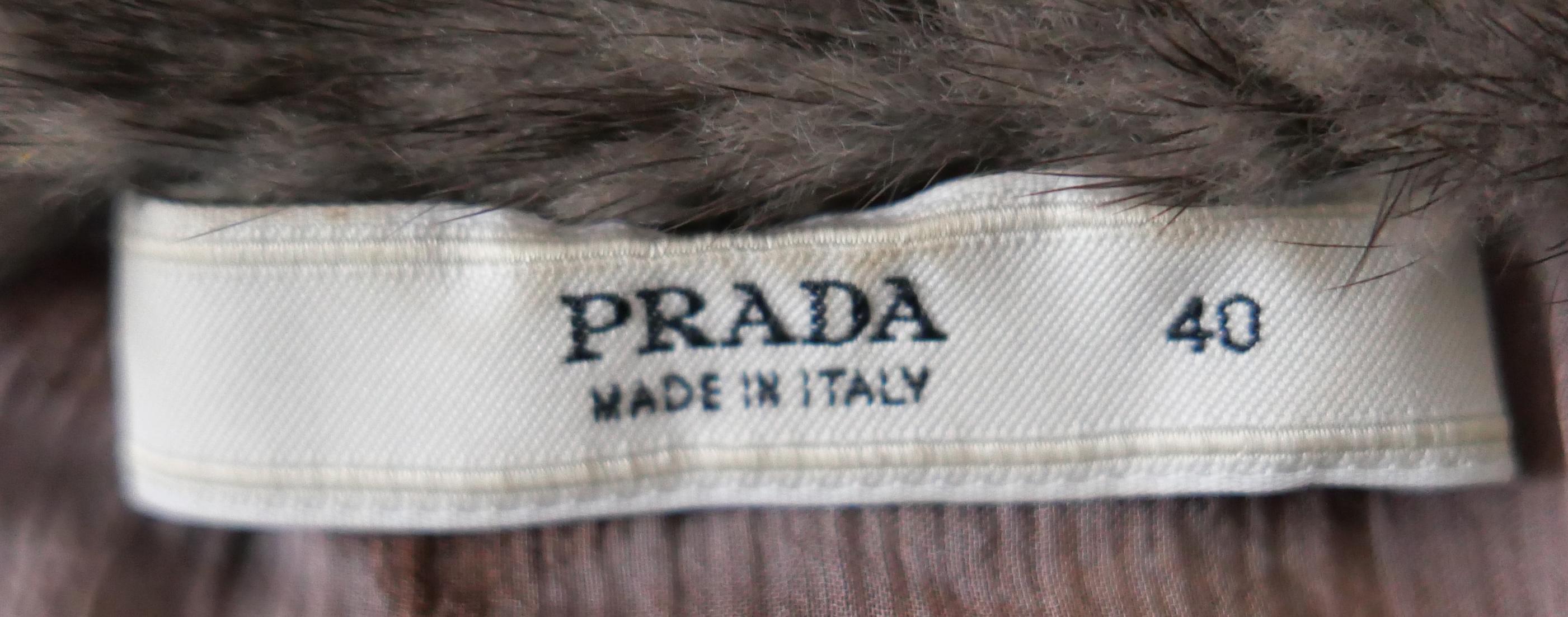 Prada - Automne 2004 - Chemisier imprimé temple, orné d'un bijou et d'une bordure en fourrure en vente 1