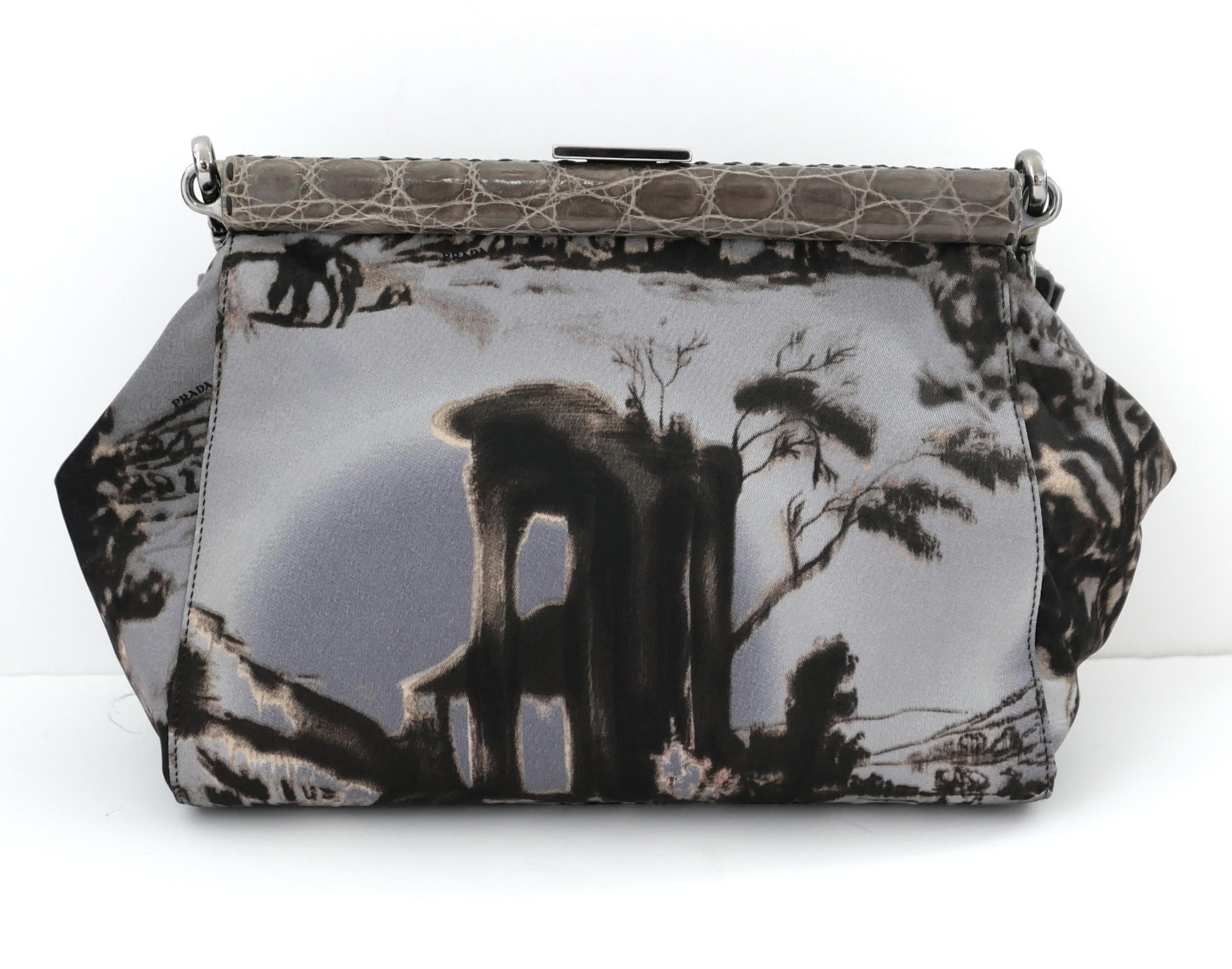 Super collezionabile, super rara borsa Prada Templi dell'iconica collezione AW04. Non usato, con carta di autenticità e sacchetto di polvere. Realizzata in morbido raso di nylon Tessuto nella colorazione Quarzo + Fumo, ha una struttura rigida e una