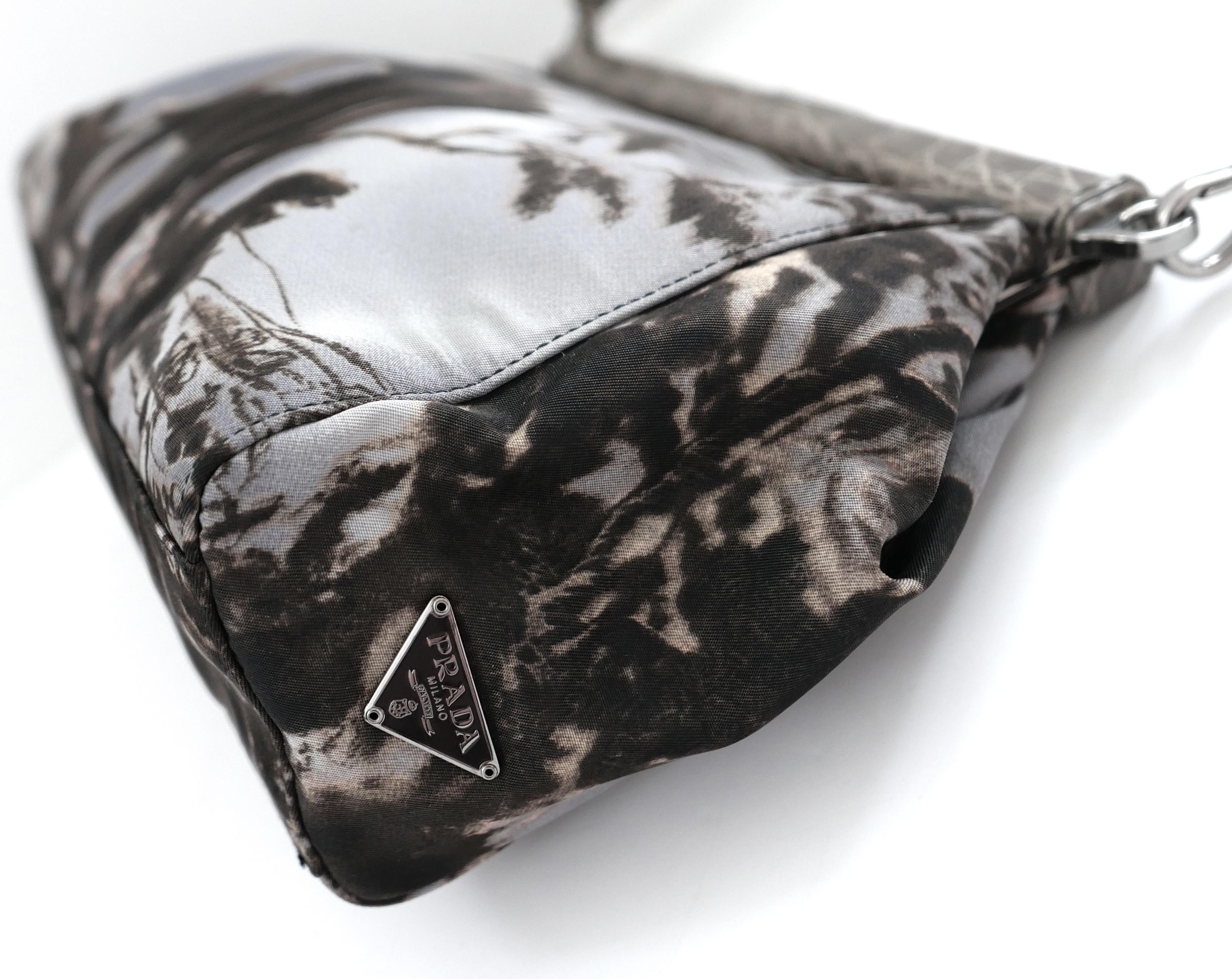 Grigio Prada Borsa Templi Autunno 2004 in nylon e pelle in vendita