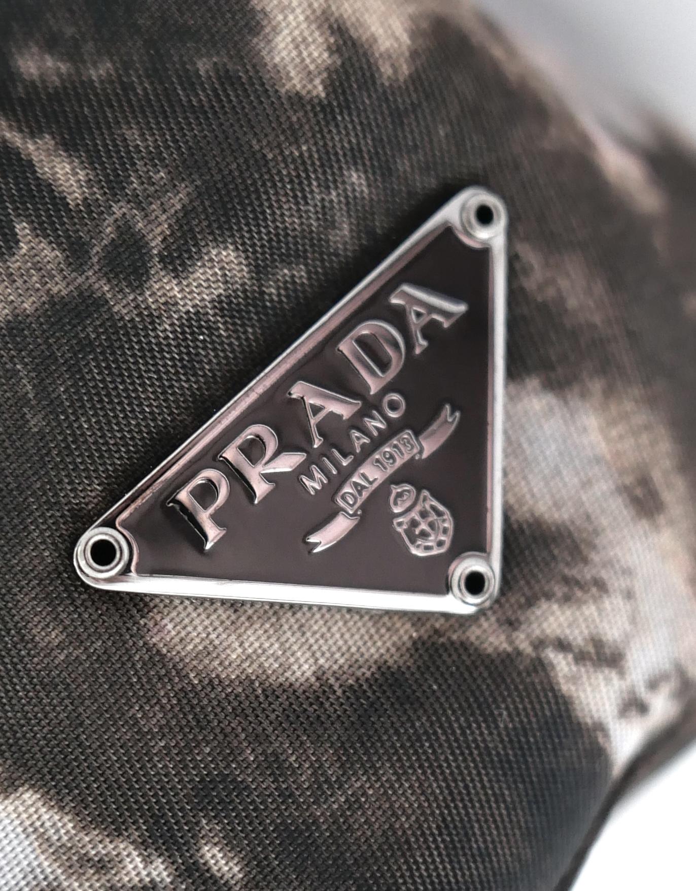 Prada Borsa Templi Autunno 2004 in nylon e pelle In condizioni Nuovo in vendita a London, GB